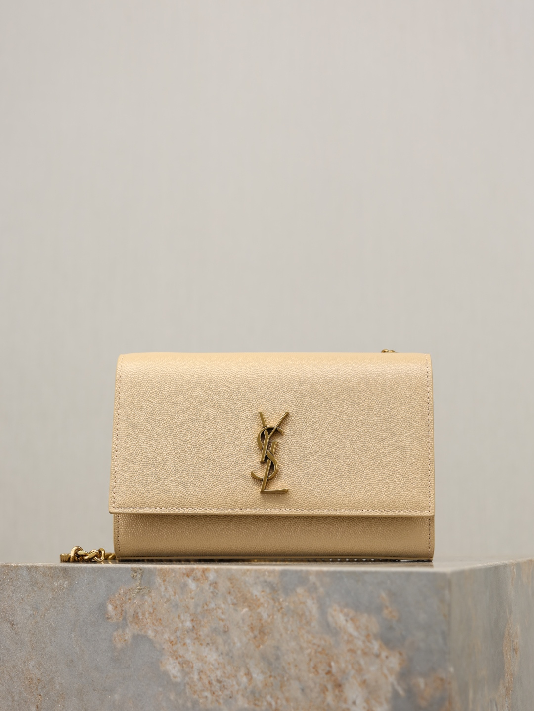 NO:772553,Apricot caviar·20cm The latest version of KATE 20cm counter, timeless style, irresistible super charm, a must-have style!  20cm is just right for use and can easily be included in all essential items when going out!  Did you get it?  Model 469390-1 size 20x13.5x6cm, saint laurent, saint laurent19860909杏色鱼子酱·20cm KATE 20cm专柜最新版本,永不过时的款式,不可抗拒的超强魅力,人手必备的款式！ 20cm使用起来刚刚好,出门必带品都能轻松纳入！你相中了吗？ 型号469390-1 尺寸20x13.5x6cm,圣罗兰,saint laurent,Bag