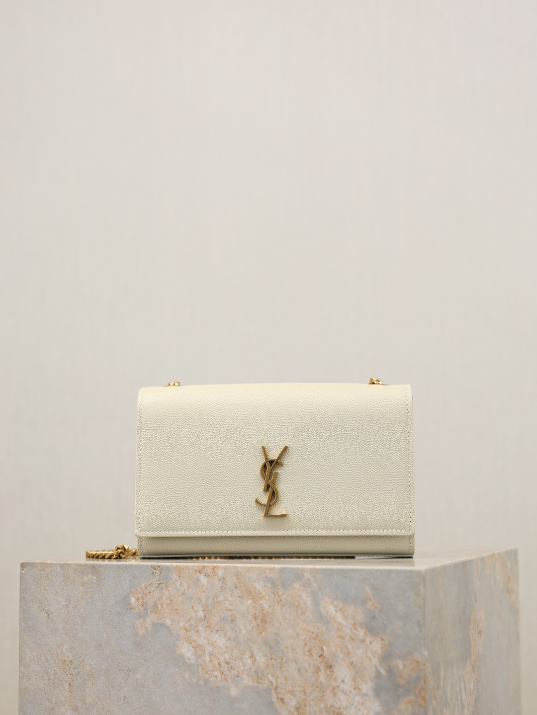 NO:772565,White caviar·20cm The latest version of KATE 20cm counter, timeless style, irresistible super charm, a must-have style!  20cm is just right for use and can easily be included in all essential items when going out!  Did you get it?  Model 469390-1 size 20x13.5x6cm, saint laurent, saint laurent19860909白色鱼子酱·20cm KATE 20cm专柜最新版本,永不过时的款式,不可抗拒的超强魅力,人手必备的款式！ 20cm使用起来刚刚好,出门必带品都能轻松纳入！你相中了吗？ 型号469390-1 尺寸20x13.5x6cm,圣罗兰,saint laurent,Bag