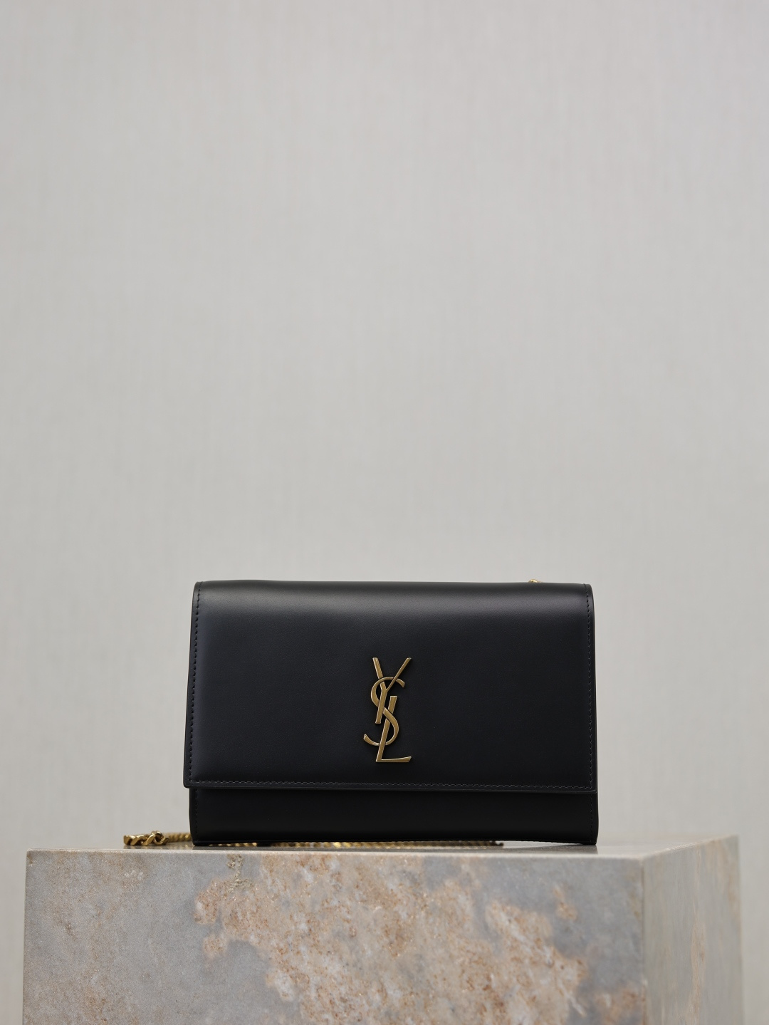 NO:772552,Black plain · 20cm The latest version of KATE 20cm counter, timeless style, irresistible super charm, a must-have style!  20cm is just right for use and can easily be included in all essential items when going out!  Did you get it?  Model 469390-1 size 20x13.5x6cm, saint laurent, saint laurent19860909黑色平纹·20cm KATE 20cm专柜最新版本,永不过时的款式,不可抗拒的超强魅力,人手必备的款式！ 20cm使用起来刚刚好,出门必带品都能轻松纳入！你相中了吗？ 型号469390-1 尺寸20x13.5x6cm,圣罗兰,saint laurent,Bag