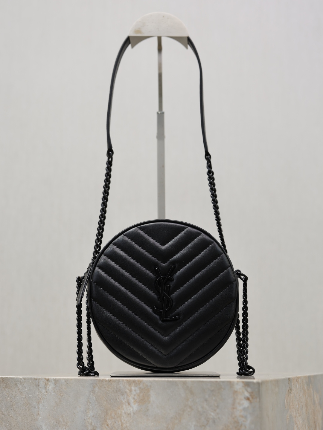 NO:772715,Black plain weave and black buckle · The latest VINYLE cute round bag at the counter is here!  Carefully crafted from imported high-quality cowhide, it is lightweight and feels particularly delicate!  The V-shaped stitching on the surface is full and full, revealing a little bit of personalized design in a low-key manner!  The hardware is lightly frosted and has a slightly aged texture, making it look more durable and high-end than glossy hardware!  The mini and cute size of 17cm in diameter is enough to accommodate your daily needs!  This little one is really delicate and cute!  Model 610436 Size 17x17x5.5cm Shoulder strap length: 125cm, saint laurent, saint laurent, cowhide19860909黑色平纹黑扣· 专柜最新VINYLE可爱小圆包登场！选用进口高品质牛皮精心制作,轻巧得来手感又特别细腻！表面的V型缝线充盈饱满,低调中透露出少许个性设计感！五金为轻度磨砂微微做旧质感,相比起亮面五金显得更为耐看高级！直径17cm迷你可爱的尺寸却足以容纳日常出门所需！小小一只,真的特别精致可爱！ 型号610436 尺寸17x17x5.5cm 肩带长度:125cm,圣罗兰,saint laurent,cowhide,Bag