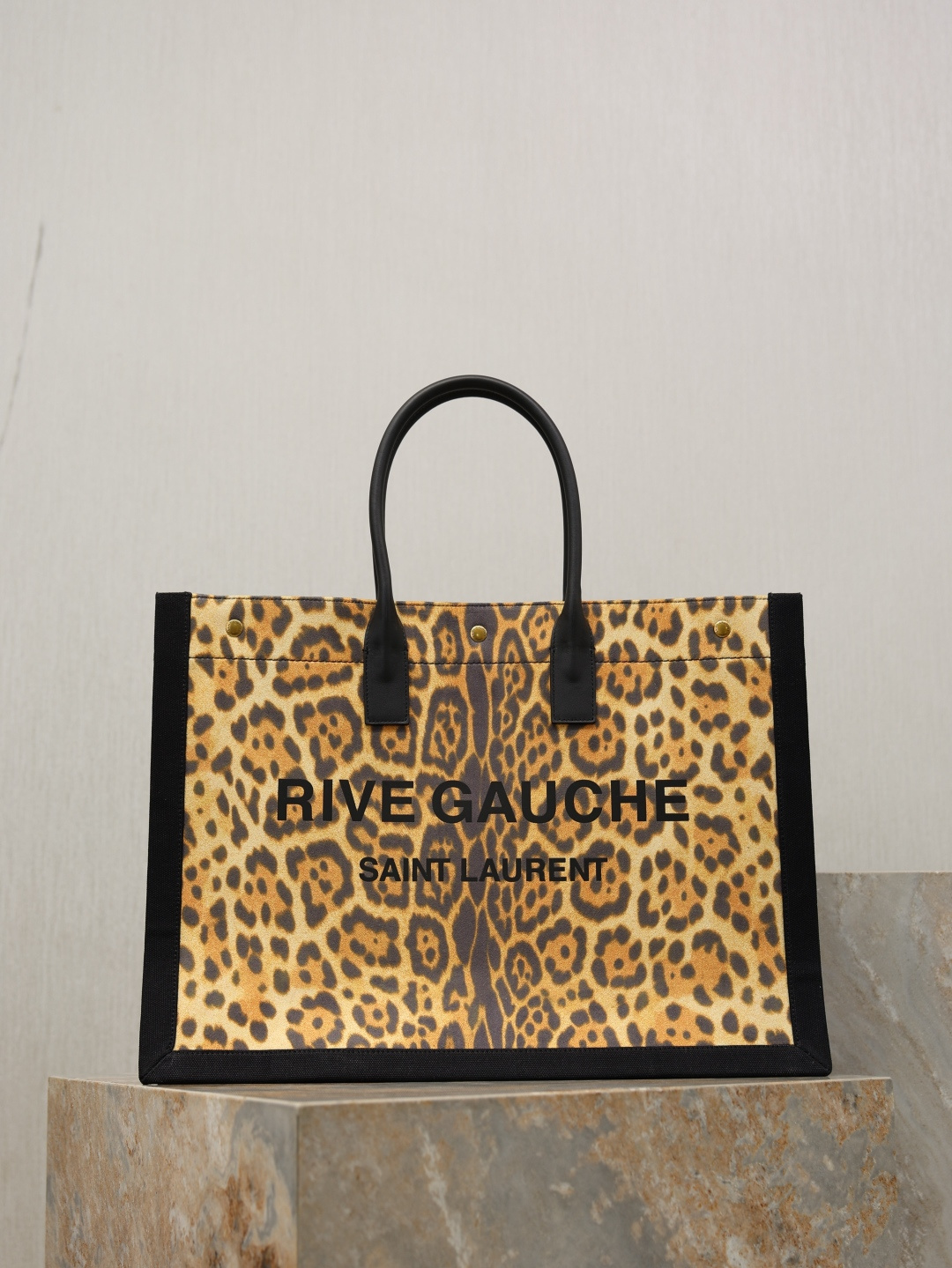 NO:772765,Leopard print·Rive Gauche Tote Bag, Left Bank shopping bag, from customized linen fabric to hardware to silk screen printing, I demand perfection in every detail!  ZP purchased the mold for customization. To be honest, this is the most difficult shopping bag I have ever encountered!  The support material is extremely complex, and it took repeated trials to achieve the exact same feel as zp!  A must-have fashion item for travel and business trips!  Model 509415 size 48x36x16cm, saint laurent, saint laurent19860909豹纹· Rive Gauche Tote Bag,左岸购物袋,从定制麻布料到五金在到丝印,每一个细节我都要求完美！zp购入开模定制,说真的,这是我遇到过最难做的一款购物袋了！托料极其复杂,经过反复试验才做到跟zp完全一样的手感！旅游出差必备时尚款！ 型号509415 尺寸48x36x16cm,圣罗兰,saint laurent,Bag