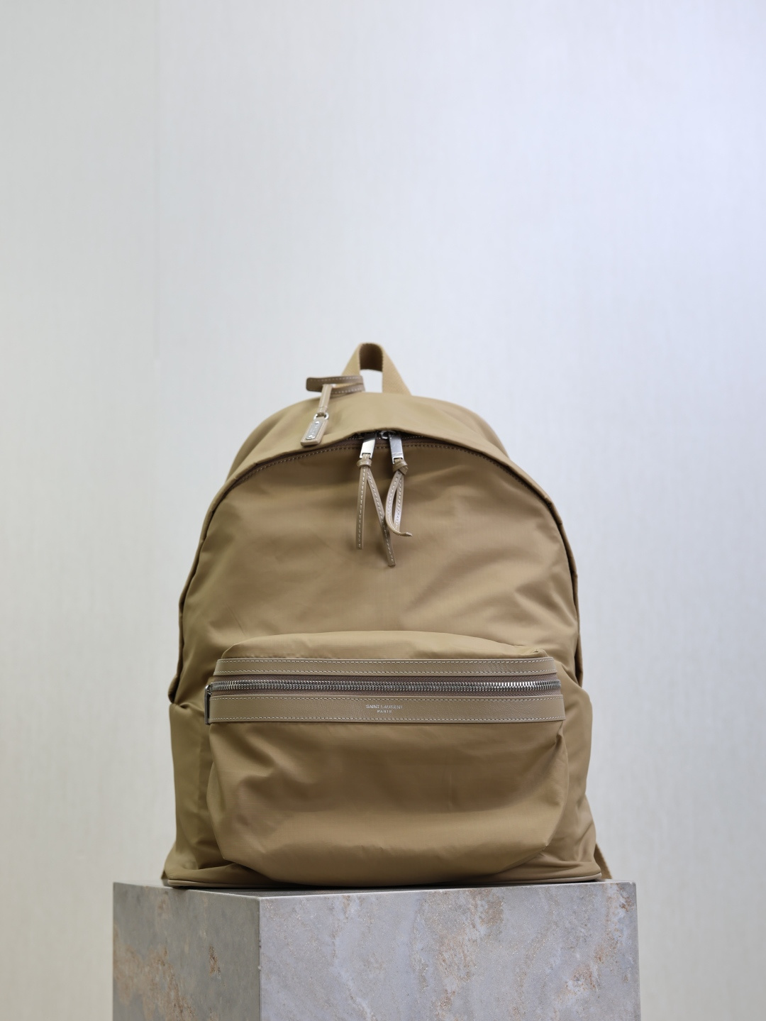 NO:772762,The apricot nylon and cowhide backpack has arrived. It is launched in a limited edition at the counter. It is made of matching fabrics with exquisite workmanship and matched with imported Italian cowhide. It is very light and convenient, practical and can be packed. It is simple and versatile, suitable for both men and women!  Size 30x38x17cm model 326865, saint laurent, saint laurent, cowhide19860909杏色尼龙配牛皮· 双肩包到了 专柜限量推出 精工细活的打造出对版布料,搭配进口意大利牛皮,很轻很方便,实用也很能装,简约百搭款,男女通用！ 尺寸30x38x17cm 型号326865,圣罗兰,saint laurent,cowhide,Bag