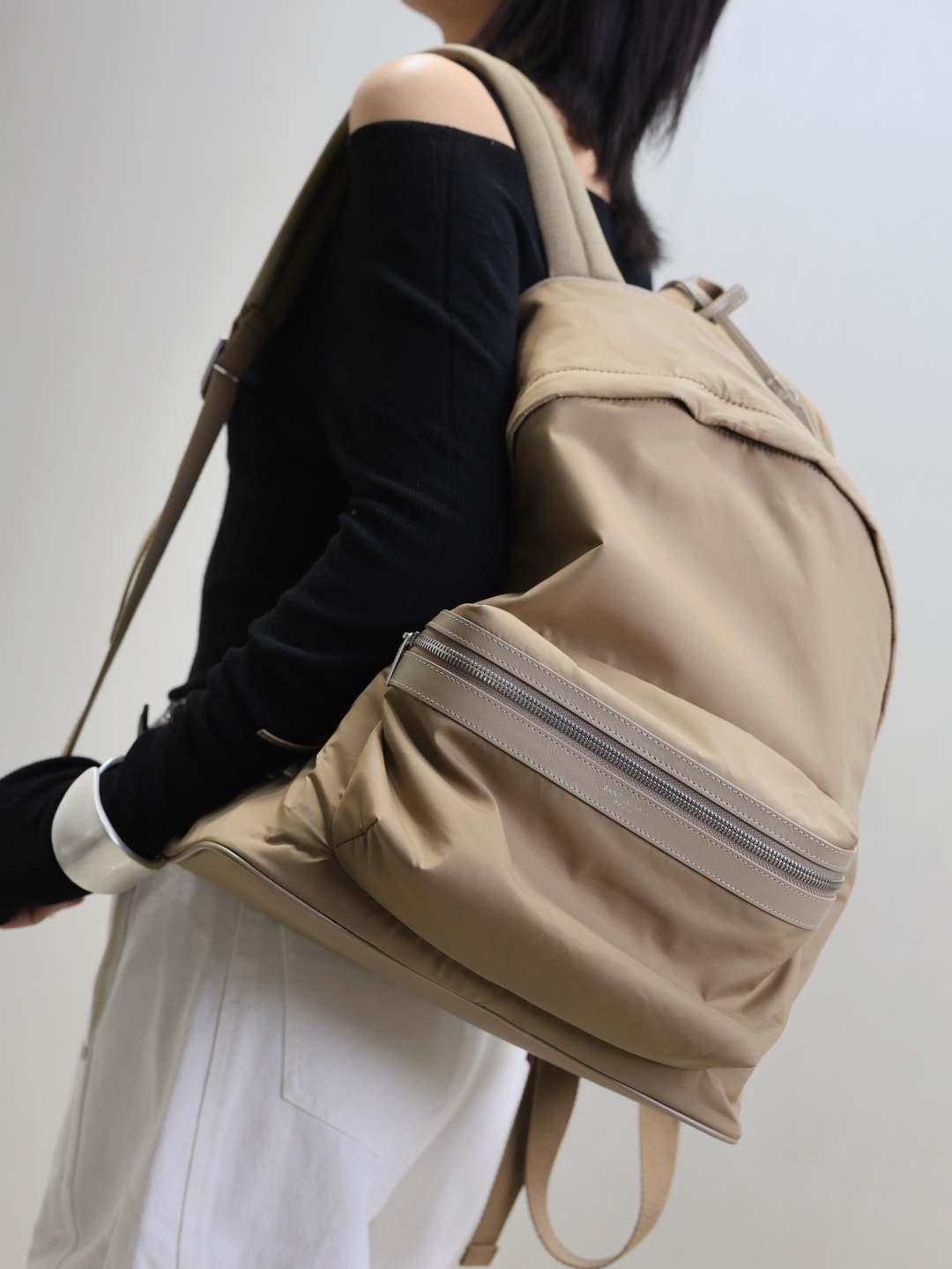 NO:772772,The new backpack material is lighter, has a large interior capacity, and has many compartments, making it convenient to travel!  , saint laurent, saint laurent, backpacks19860909新款背包材料更加轻盈 内里容量大 隔层多 出行便利！,圣罗兰,saint laurent,backpacks,Bag