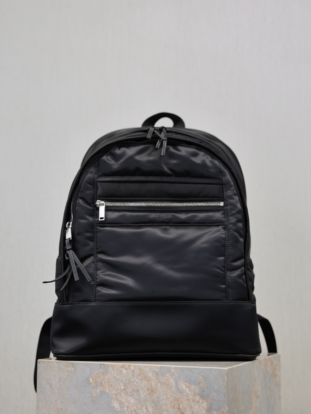 NO:772776,Nylon style · I have to say that backpacks have always been an indispensable part of the bag world. Thick canvas, low-key logo letters, accurate grasp of fashion trends, designers are full of careful thoughts haha, appearance and practicality coexist. The youthful vitality of canvas material is good-looking and high-end. The backpack is really easy to match and is sought after by many trendsetters. The backpack can also be very fashionable and fashionable. It is a must-have. Model number 821007, size 32×42×14cm, Yves Saint Laurent, saint  laurent,backpacks19860909尼龙款· 不得不说背包始终是包包世界不可或缺的一员 厚制帆布 低调的logo字母 精准把握时尚潮流 设计师小心思满满 haha 颜值与实用性并存 帆布材质的青春活力 好看又高级 背包真的太好搭了众多潮人追捧 双肩包也可以很时髦时髦精必备 款号821007 尺寸32×42×14cm,圣罗兰,saint laurent,backpacks,Bag