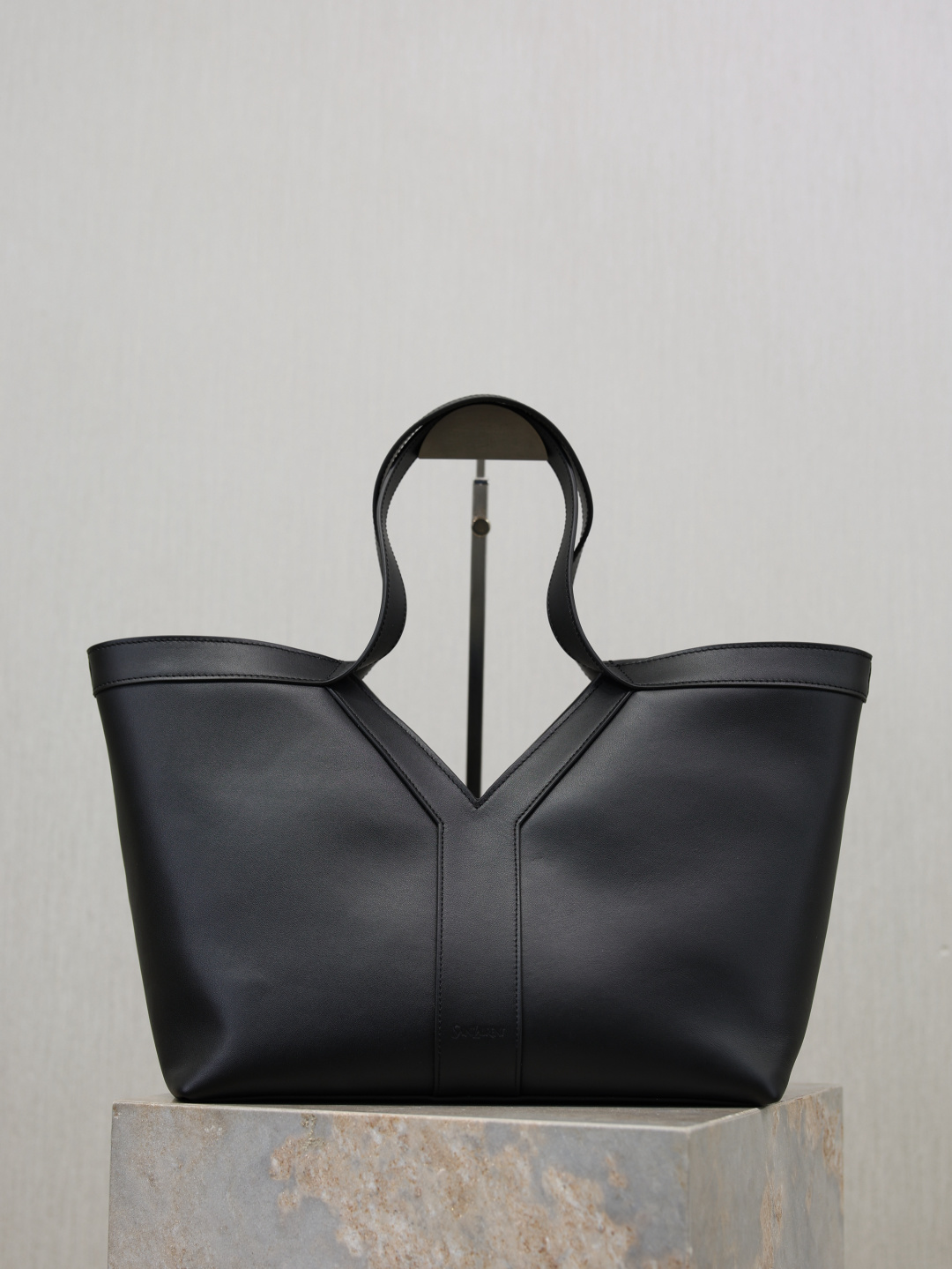 NO:772792,'Y' small shopping bag · This ultra-light handbag is named after the exquisite Y logo stitching inspired by the brand's archive design. The unique fusion of art and personality. The Y family always has a unique vision and has won the hearts of the top fashionistas. The Y-shaped cowhide design is eye-catching, giving people a casual, lazy and full of personality feeling. It has a large capacity and can hold an IAD computer. The retro and simple design can be concave, fashionable and stylish!  Style No. 835274 Size 29×24×16.5cm, saint laurent, saint laurent, cowhide19860909“Y”小号购物袋· 这款超轻手袋得名于灵感源自品牌典藏设计的精致Y标志缝线 艺术与个性的独特融合,Y家总是眼光独到,深得时尚顶流的心,Y字牛皮的设计让人眼前一亮,给人一种随性慵懒、充满个性的感觉.超大容量,可以装iad电脑,复古简约的设计,可凹造型,时髦又出片！ 款号835274 尺寸29×24×16.5cm,圣罗兰,saint laurent,cowhide,Bag