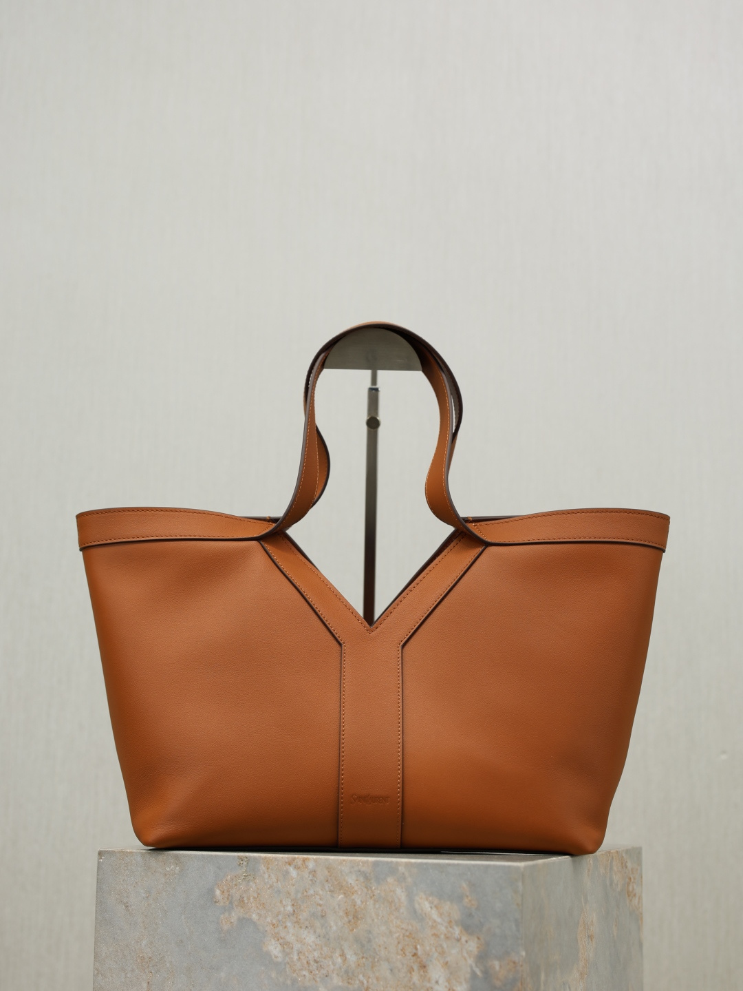 NO:772804,'Y' small shopping bag · This ultra-light handbag is named after the exquisite Y logo stitching inspired by the brand's archive design. The unique fusion of art and personality. The Y family always has a unique vision and has won the hearts of the top fashionistas. The Y-shaped cowhide design is eye-catching, giving people a casual, lazy and full of personality feeling. It has a large capacity and can hold an IAD computer. The retro and simple design can be concave, fashionable and stylish!  Style No. 835274 Size 29×24×16.5cm, saint laurent, saint laurent, cowhide19860909“Y”小号购物袋· 这款超轻手袋得名于灵感源自品牌典藏设计的精致Y标志缝线 艺术与个性的独特融合,Y家总是眼光独到,深得时尚顶流的心,Y字牛皮的设计让人眼前一亮,给人一种随性慵懒、充满个性的感觉.超大容量,可以装iad电脑,复古简约的设计,可凹造型,时髦又出片！ 款号835274 尺寸29×24×16.5cm,圣罗兰,saint laurent,cowhide,Bag