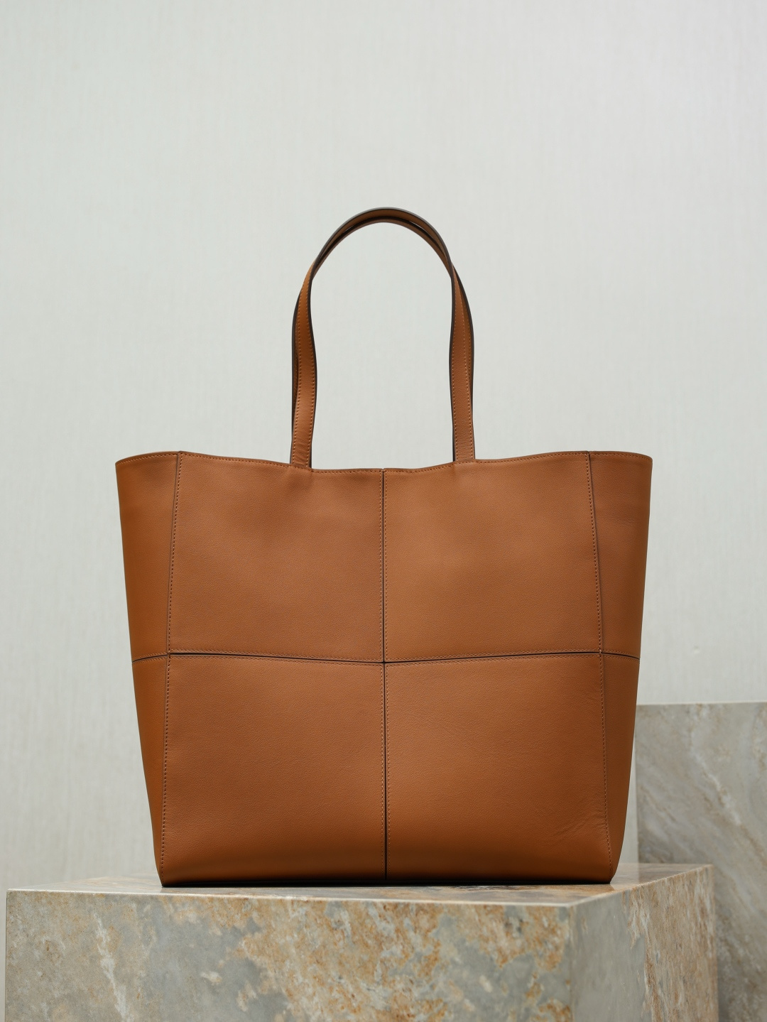 NO:772769,The new shopping bag has a four-square grid splicing design that brings a sense of visual luxury. The delicate leather texture can withstand the polishing of time and gives people a casual, lazy and personalized feeling. The super large capacity can be used to install an IAD computer. The retro and simple design can be concave, fashionable and stylish!  Style number 862368 size 35×35×15cm, saint laurent, saint laurent19860909新款购物袋 四宫格拼接设计 带来视觉上的高级感 细腻的皮质纹理 经得起时间的打磨 给人一种随性慵懒、充满个性的感觉.超大容量,可以装iad电脑,复古简约的设计,可凹造型,时髦又出片！ 款号862368 尺寸35×35×15cm,圣罗兰,saint laurent,Bag