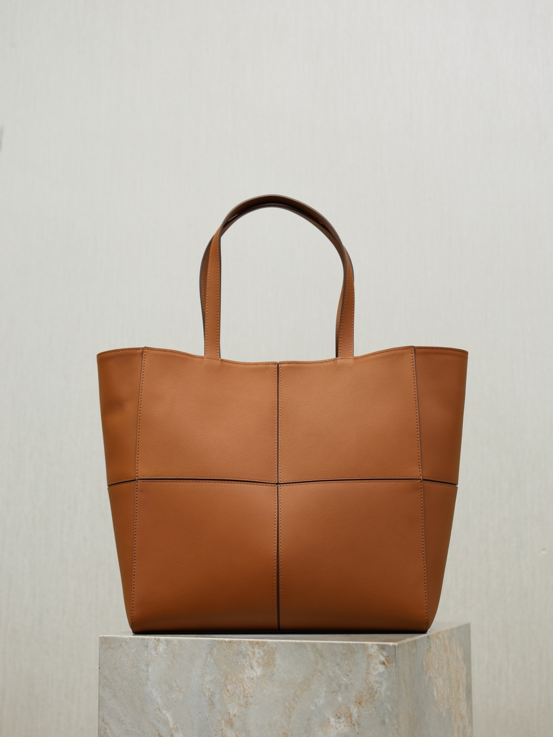 NO:772778,The new shopping bag has a four-square grid splicing design that brings a sense of visual luxury. The delicate leather texture can withstand the polishing of time and gives people a casual, lazy and personalized feeling. The super large capacity can be used to install an IAD computer. The retro and simple design can be concave, fashionable and stylish!  Style number 863959 size 29×29×15cm, saint laurent, saint laurent19860909新款购物袋 四宫格拼接设计 带来视觉上的高级感 细腻的皮质纹理 经得起时间的打磨 给人一种随性慵懒、充满个性的感觉.超大容量,可以装iad电脑,复古简约的设计,可凹造型,时髦又出片！ 款号863959 尺寸29×29×15cm,圣罗兰,saint laurent,Bag