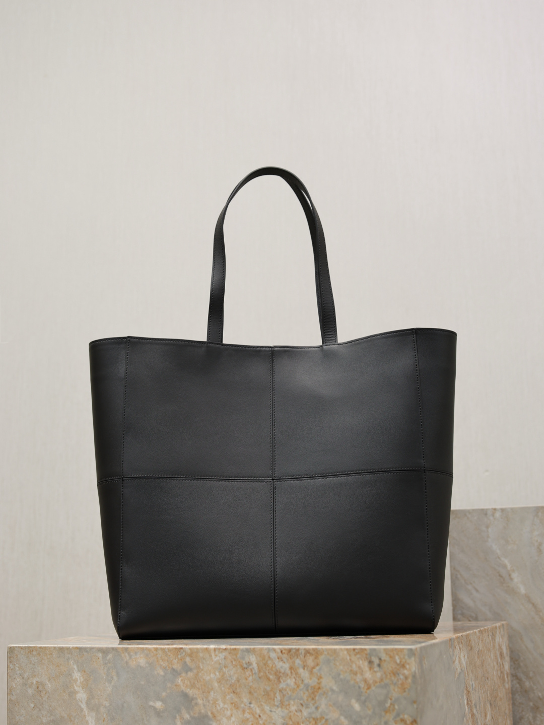 NO:772787,The new shopping bag has a four-square grid splicing design that brings a sense of visual luxury. The delicate leather texture can withstand the polishing of time and gives people a casual, lazy and personalized feeling. The super large capacity can be used to install an IAD computer. The retro and simple design can be concave, fashionable and stylish!  Style number 862368 size 35×35×15cm, saint laurent, saint laurent19860909新款购物袋 四宫格拼接设计 带来视觉上的高级感 细腻的皮质纹理 经得起时间的打磨 给人一种随性慵懒、充满个性的感觉.超大容量,可以装iad电脑,复古简约的设计,可凹造型,时髦又出片！ 款号862368 尺寸35×35×15cm,圣罗兰,saint laurent,Bag