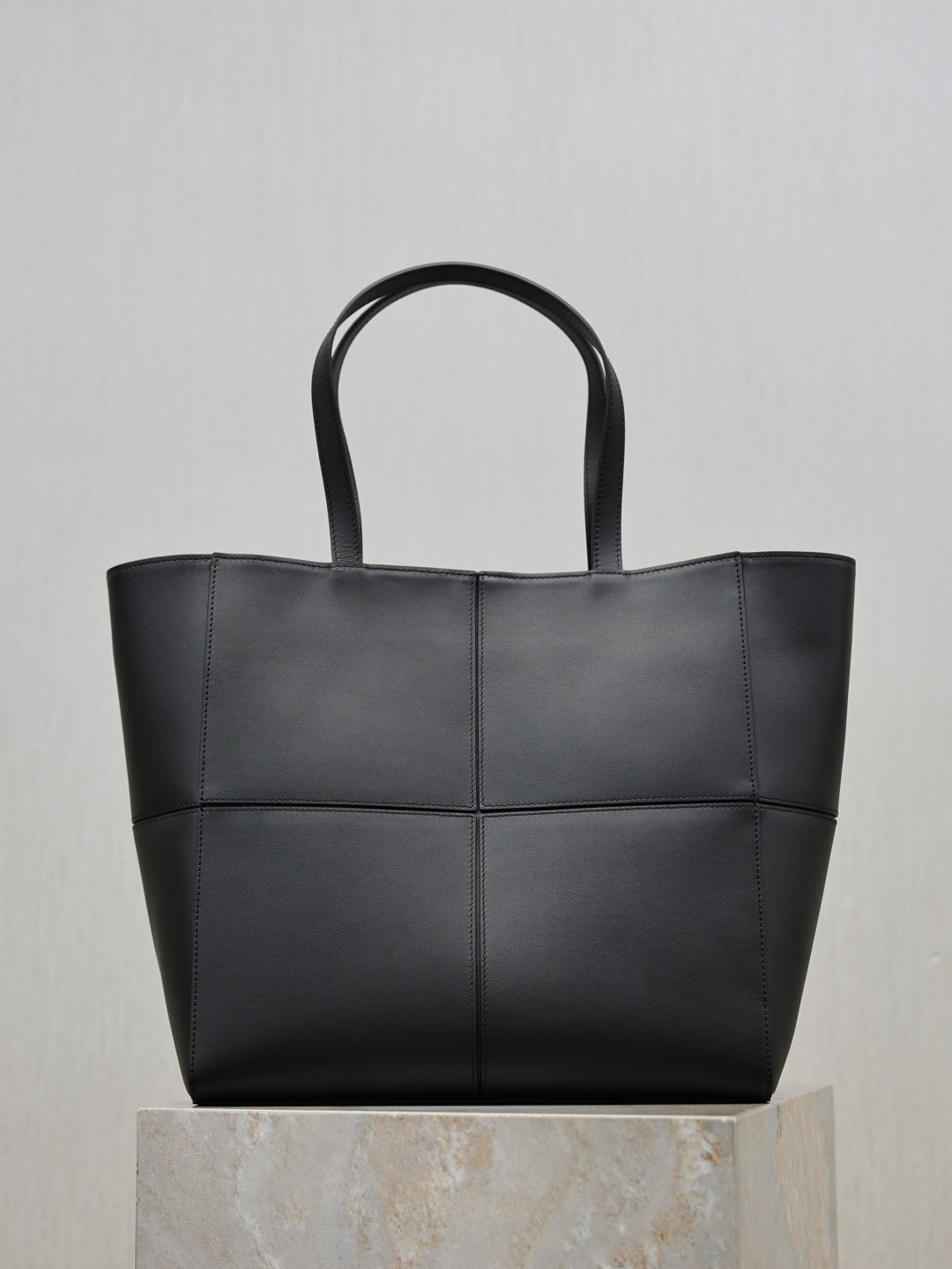 NO:772799,The new shopping bag has a four-square grid splicing design that brings a sense of visual luxury. The delicate leather texture can withstand the polishing of time and gives people a casual, lazy and personalized feeling. The super large capacity can be used to install an IAD computer. The retro and simple design can be concave, fashionable and stylish!  Style number 863959 size 29×29×15cm, saint laurent, saint laurent19860909新款购物袋 四宫格拼接设计 带来视觉上的高级感 细腻的皮质纹理 经得起时间的打磨 给人一种随性慵懒、充满个性的感觉.超大容量,可以装iad电脑,复古简约的设计,可凹造型,时髦又出片！ 款号863959 尺寸29×29×15cm,圣罗兰,saint laurent,Bag