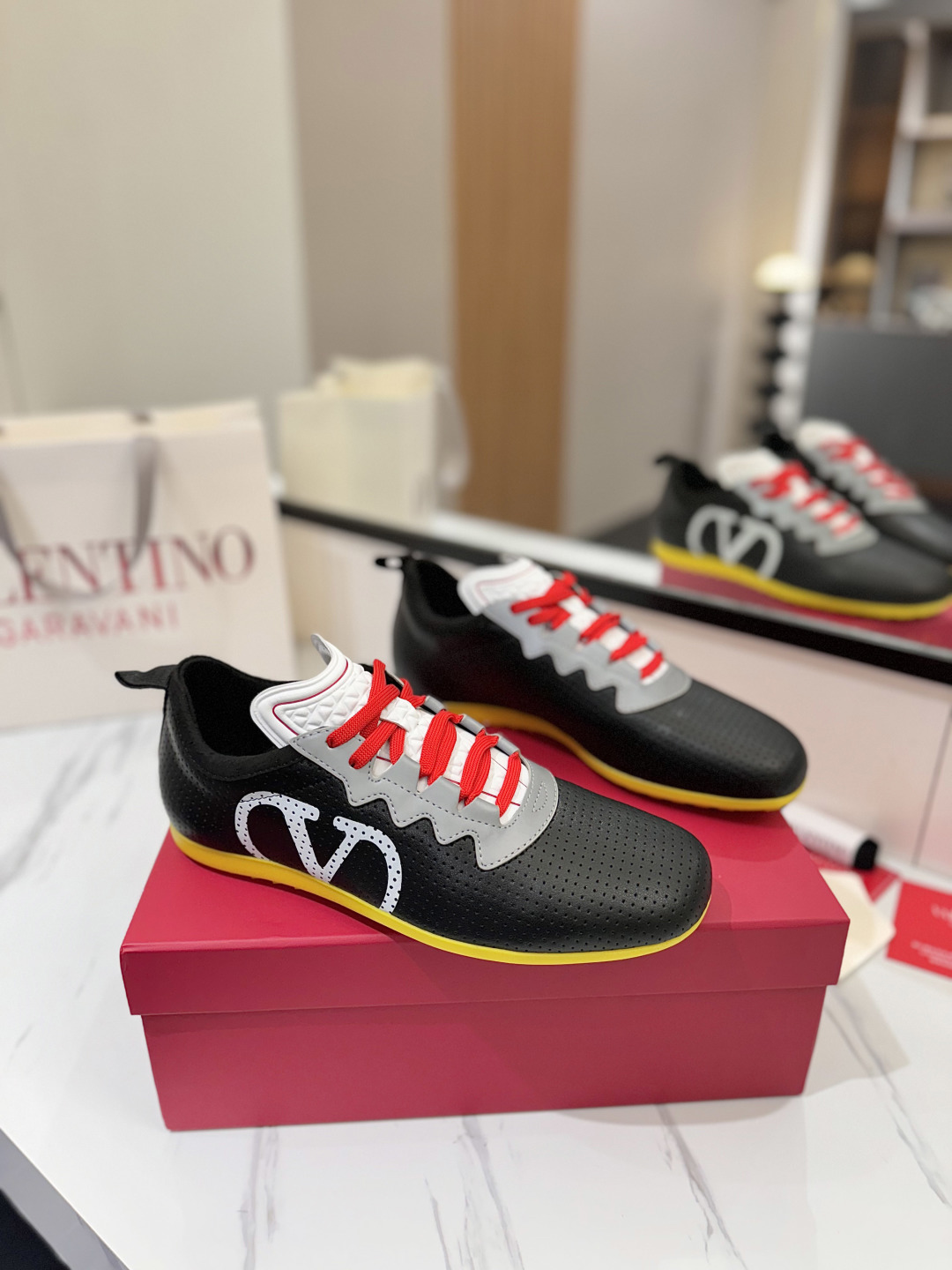 NO:264041,VALENTINO 2025 Valentino's latest spring sneakers!  The counter recommends RUNBOOT sporty light and comfortable. The multi-functional design of blue sneakers, running shoes and fashionable sneakers integrates, interpreting the cool footing effect. Fashionable sports shoes that many traffic stars and fashionable internet celebrities are sought after. All-round original 1:1 high-end creation. Fabric: delicate, soft and comfortable eye-hole lambskin and high-end technology fabric. Two options for inner super soft velvet lining, outsole wear-resistant TPU material, full set of original counter packages, high-end production throughout the process. Perfect replica, couples 35-41 (gift ribbon shoelaces) men 38-46 (gift standard black shoelaces), casual shoes/sports shoes, valentino, valentino, sneakers, sheepskin19860909VALENTINO 2025华伦天奴最新春季运动鞋！专柜推荐RUNBOOT运动轻盈舒适,蓝球鞋、跑步鞋、时尚运动鞋集于一体的多功能设计,演绎酷飒的上脚效果,众多流量明星时尚网红追捧的时尚运动鞋. 全方位原版1:1高端打造 面料:细腻柔软舒适眼孔小羊皮和高端科技织物两种选择 内里超柔反绒专用里布 大底耐磨TPU材质 全套专柜原版配套包装 全程高端制作.完美复刻 情侣款女35-41(赠丝带鞋带) 男38- 46( 赠标准黑色鞋带),休闲鞋/运动鞋,valentino,valentino,sneakers,sheepskin,Women's Shoes