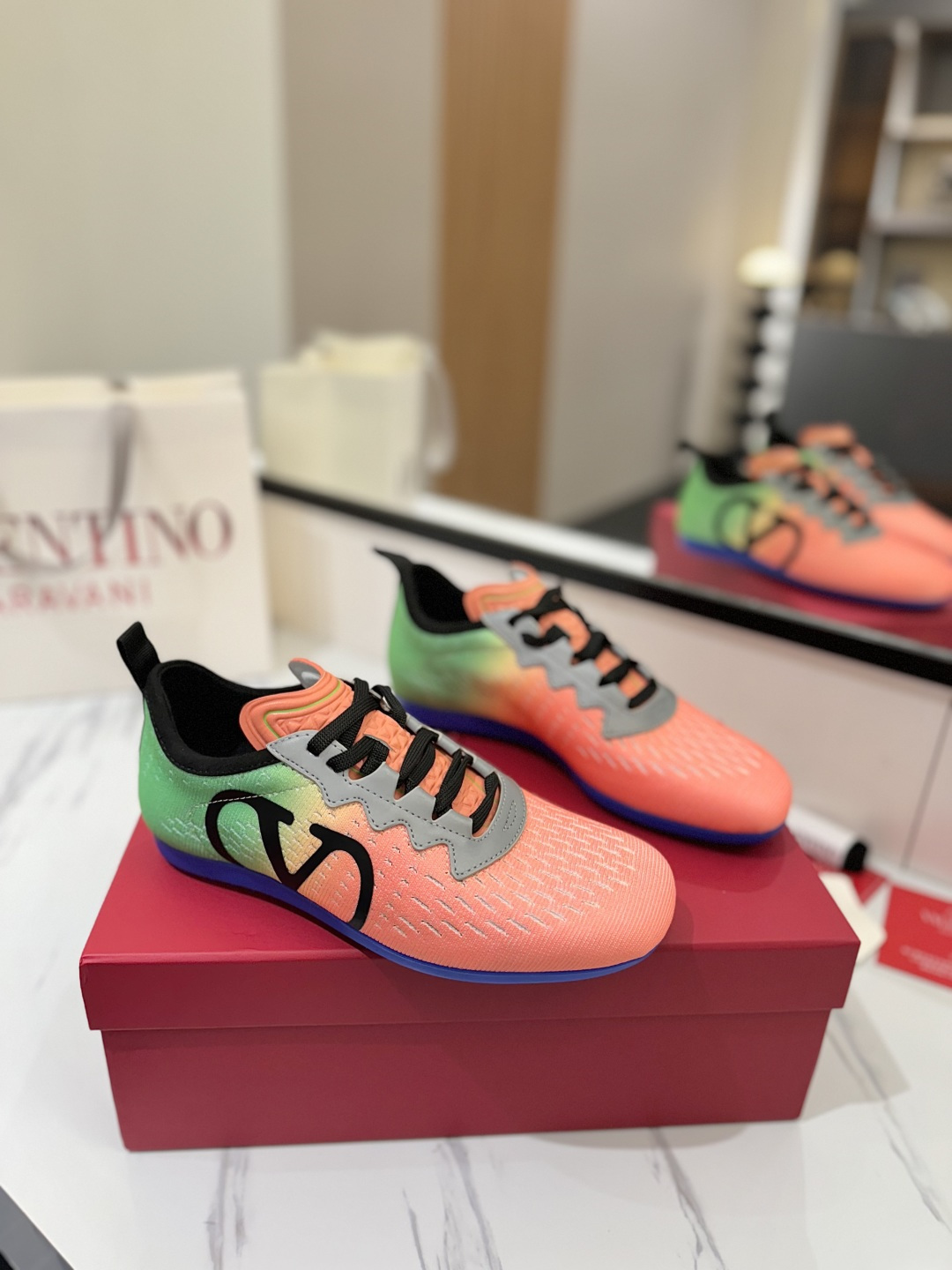 NO:264044,VALENTINO 2025 Valentino's latest spring sneakers!  The counter recommends RUNBOOT sporty light and comfortable. The multi-functional design of blue sneakers, running shoes and fashionable sneakers integrates, interpreting the cool footing effect. Fashionable sports shoes that many traffic stars and fashionable internet celebrities are sought after. All-round original 1:1 high-end creation. Fabric: delicate, soft and comfortable eye-hole lambskin and high-end technology fabric. Two options for inner super soft velvet lining, outsole wear-resistant TPU material, full set of original counter packages, high-end production throughout the process. Perfect replica, couples 35-41 (gift ribbon shoelaces) men 38-46 (gift standard black shoelaces), casual shoes/sports shoes, valentino, valentino, sneakers, sheepskin19860909VALENTINO 2025华伦天奴最新春季运动鞋！专柜推荐RUNBOOT运动轻盈舒适,蓝球鞋、跑步鞋、时尚运动鞋集于一体的多功能设计,演绎酷飒的上脚效果,众多流量明星时尚网红追捧的时尚运动鞋. 全方位原版1:1高端打造 面料:细腻柔软舒适眼孔小羊皮和高端科技织物两种选择 内里超柔反绒专用里布 大底耐磨TPU材质 全套专柜原版配套包装 全程高端制作.完美复刻 情侣款女35-41(赠丝带鞋带) 男38- 46( 赠标准黑色鞋带),休闲鞋/运动鞋,valentino,valentino,sneakers,sheepskin,Women's Shoes