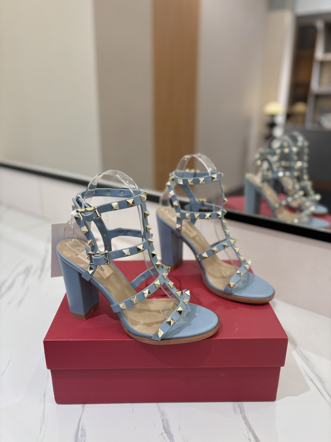 NO:239297,Valentino Purchase Level The classic girls' thick-heeled sandals Valentino are so beautiful. The particularly textured hardware sets off a full sense of high-end. The shocking beauty makes you look so thin!  The new season lives up to expectations!  Worth buying ★Imported cowhide is absolutely top-notch. Original method. Absolute sensuality. Elegant style. Create a different feeling. Simple and elegant style!  show bdetails ————————————— ⊿ Size｜35-40 (customized for 40.41.42) ⊿ Material｜Imported cowhide ⊿ Material | Floor-up sheepskin ⊿ Material | Italian leather outsole ⊿ Heel height｜9cm, sandals, valentino, sandals, cowhide, sheepskin, Leather soles19860909华伦天奴  代购级别 经典的女生粗跟凉鞋华伦天奴也太好看了 特别有质感的五金衬托出满满的高级感 上脚后惊呆的美超级显脚瘦！ 新一季不负期待！值得入手 ★进口牛皮绝对的上档次 原版做法 绝对感性 优雅风格 创造不一样的感觉 简约气质款式！ show bdetails ————————————  ⊿码数｜35-40（40.41.42定做）  ⊿材料｜进口牛皮  ⊿材料 |垫脚羊皮  ⊿材料 |意大利真皮大底  ⊿跟高｜9cm,凉鞋,valentino,sandals,cowhide,sheepskin,Leather soles,Women's Shoes