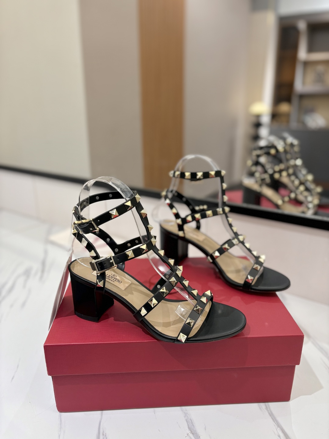 NO:239300,Valentino Purchase Level The classic girls' thick-heeled sandals Valentino are so beautiful. The particularly textured hardware sets off a full sense of high-end. The shocking beauty makes you look so thin!  The new season lives up to expectations!  Worth buying ★Imported cowhide is absolutely top-notch. Original method. Absolute sensuality. Elegant style. Create a different feeling. Simple and elegant style!  show bdetails ————————————— ⊿ Size number｜35-40 (customized for 40.41.42) ⊿ Material｜Imported cowhide ⊿ Material | Floor-up sheepskin ⊿ Material | Italian leather outsole ⊿ Heel height｜6.5cm, sandals, valentino, sandals, cowhide, sheepskin, Leather soles19860909华伦天奴  代购级别 经典的女生粗跟凉鞋华伦天奴也太好看了 特别有质感的五金衬托出满满的高级感 上脚后惊呆的美超级显脚瘦！ 新一季不负期待！值得入手 ★进口牛皮绝对的上档次 原版做法 绝对感性 优雅风格 创造不一样的感觉 简约气质款式！ show bdetails ————————————  ⊿码数｜35-40（40.41.42定做）  ⊿材料｜进口牛皮  ⊿材料 |垫脚羊皮  ⊿材料 |意大利真皮大底  ⊿跟高｜6.5cm,凉鞋,valentino,sandals,cowhide,sheepskin,Leather soles,Women's Shoes