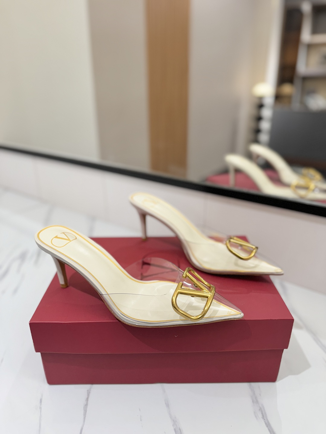 NO:169896,Valentino launched a new transparent film series, with a film Vlogo rear lace-up high heeled pointed V-button sandals. The foot is very pedicure-like. The key is that it is very easy to control. It does not grind the feet and does not tickle the feet. A walking artifact!  Metal VLOGO adds film elements, full of high-end feel!  It became sweet in an instant. The avant-garde VLOGO SIGNATURE shoe series interprets the VALENTINO GARAVANI straightforward attitude. Valentino Garavani V logo lace-up high heels, with VLogo Signature decoration, platinum tone VLogo Signature decoration! Calfskin upper   PVC film imported goatskin in the inner lining, Italian leather outsole, heel height 8cm (4.5cm order note) Size 35-39 (34-40-41-42 customized size), slippers, valentino, valentino, sandals, high heels, slippers, cowhide, sheepskin, Leather soles19860909Valentino 华伦天奴推出全新透明胶片系列,胶片款Vlogo后系带高跟鞋尖头V扣凉鞋. 上脚非常修脚型 重点是很好非常好驾驭 不磨脚不累脚 行走神器！ 金属VLOGO添加胶片元素,满满的高级感！瞬间甜蜜起来了. 前卫的VLOGO SIGNATURE 鞋履系列,诠释VALENTINO GARAVANI率真态度.Valentino Garavani V标志后系带高跟鞋,配以VLogo Signature装饰,铂金色调 VLogo Signature装饰! 鞋面小牛皮 PVC胶片 内里进口山羊皮 大底意大利真皮大底 跟高8cm（4.5cm下单备注一下） 码数35-39（34-40-41-42订做码数）,拖鞋,valentino,valentino,sandals,high heels,slippers,cowhide,sheepskin,Leather soles,Women's Shoes