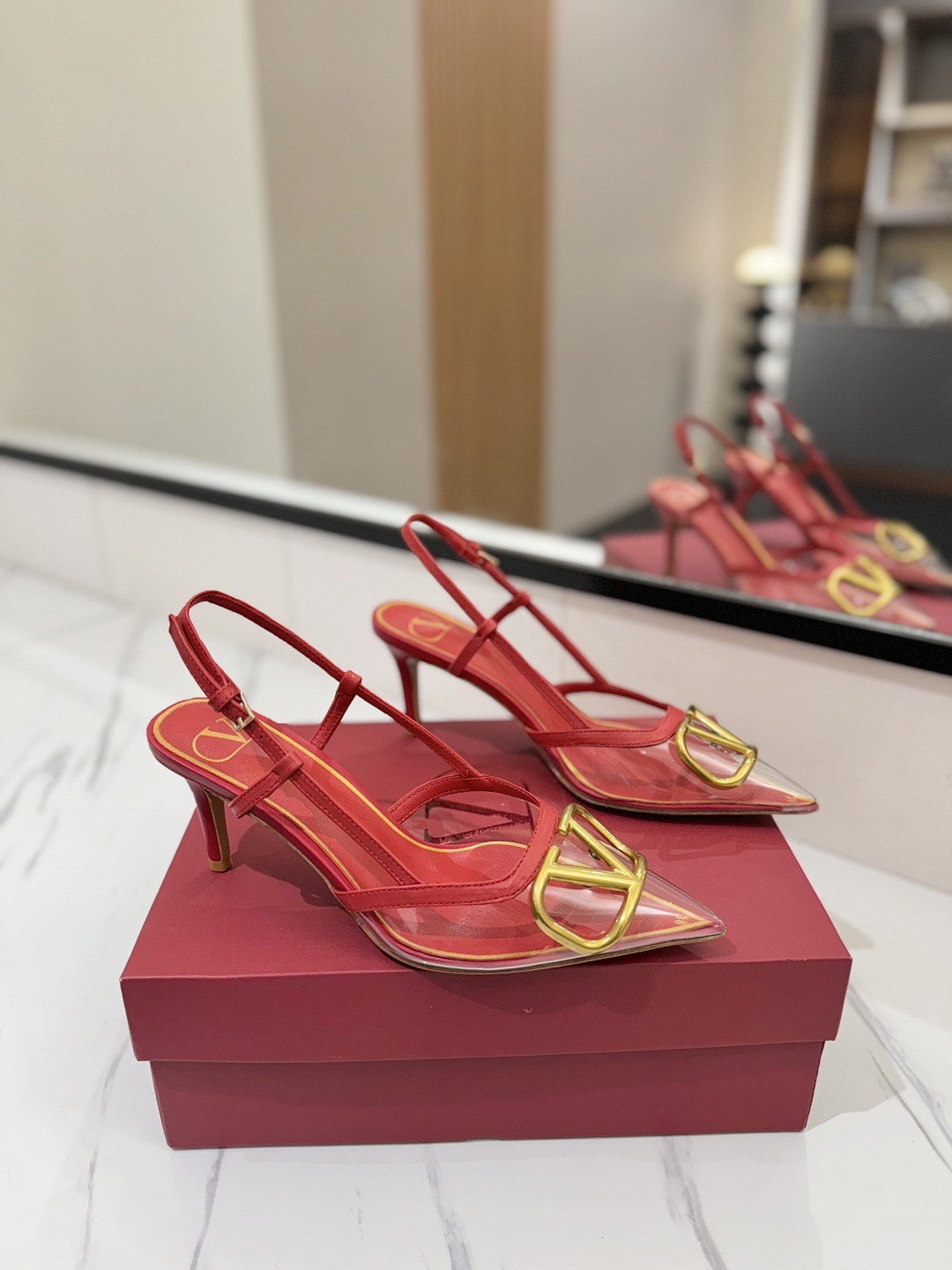 NO:169894,Valentino launched a new transparent film series, with a film Vlogo rear lace-up high heeled pointed V-button sandals. The foot is very pedicure-like. The key is that it is very easy to control. It does not grind the feet and does not tickle the feet. A walking artifact!  Metal VLOGO adds film elements, full of high-end feel!  It became sweet in an instant. The avant-garde VLOGO SIGNATURE shoe series interprets the VALENTINO GARAVANI straightforward attitude. Valentino Garavani V logo lace-up high heels, with VLogo Signature decoration, platinum tone VLogo Signature decoration! Upper calfskin   PVC film imported goatskin outsole Italian leather outsole heel height 8cm (4.5cm order note) Size 35-39 (34-40-41-42 customized size), sandals, valentino, valentino, sandals, high heels, cowhide, sheepskin, Leather soles19860909Valentino 华伦天奴推出全新透明胶片系列,胶片款Vlogo后系带高跟鞋尖头V扣凉鞋. 上脚非常修脚型 重点是很好非常好驾驭 不磨脚不累脚 行走神器！ 金属VLOGO添加胶片元素,满满的高级感！瞬间甜蜜起来了. 前卫的VLOGO SIGNATURE 鞋履系列,诠释VALENTINO GARAVANI率真态度.Valentino Garavani V标志后系带高跟鞋,配以VLogo Signature装饰,铂金色调 VLogo Signature装饰! 鞋面小牛皮 PVC胶片 内里进口山羊皮 大底意大利真皮大底 跟高8cm（4.5cm下单备注一下） 码数35-39（34-40-41-42订做码数）,凉鞋,valentino,valentino,sandals,high heels,cowhide,sheepskin,Leather soles,Women's Shoes