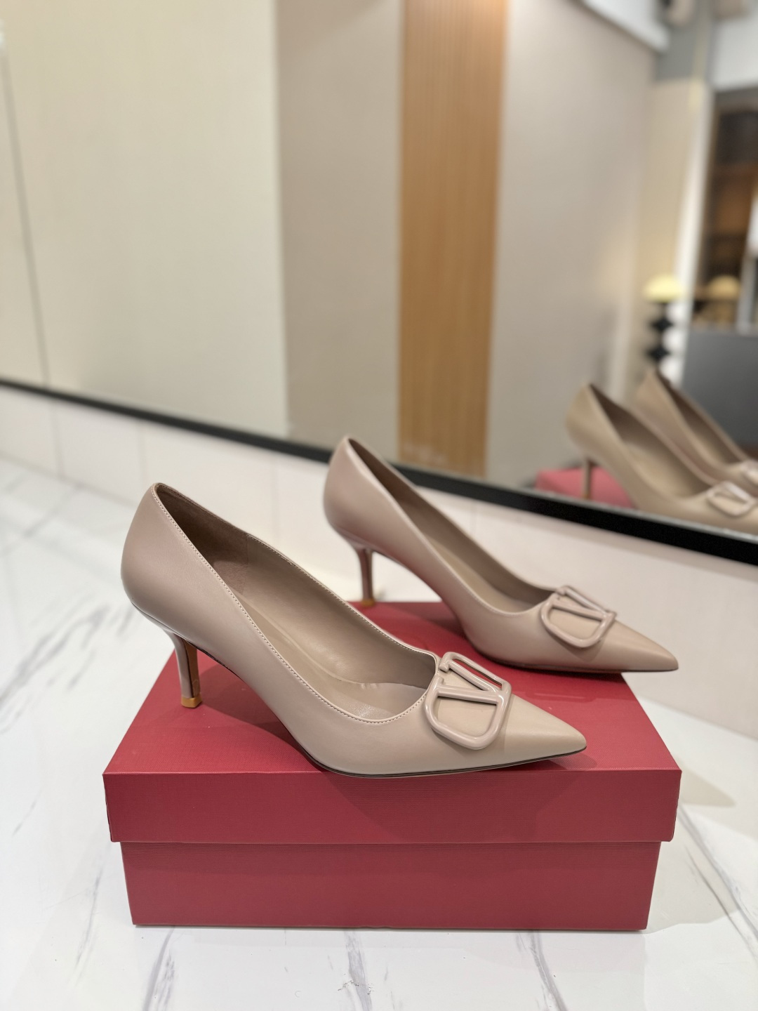 NO:254658,Valentino launched a new single shoe series, single-shoe high heels pointed toe V-button sandals. The foot is very pedicure-like. The key is that it is very easy to control. It does not grind the feet and does not tickle the feet. A walking artifact!  Metal VLOGO elements, full of high-end feel!  It became sweet in an instant. The avant-garde VLOGO SIGNATURE shoe series interprets the VALENTINO GARAVANI straightforward attitude. Valentino Garavani V logo high heels, with VLogo Signature decoration, platinum tone VLogo Signature decoration! Calfskin upper imported goatskin outsole Italian leather outsole heel height 7.5cm size 35-39 (34-40-41-42 customized size), high heels, valentino, valentino, sandals, high heels, cowhide, sheepskin, Leather soles19860909Valentino 华伦天奴推出全新单鞋系列,单鞋款高跟鞋尖头V扣凉鞋. 上脚非常修脚型 重点是很好非常好驾驭 不磨脚不累脚 行走神器！ 金属VLOGO元素,满满的高级感！瞬间甜蜜起来了. 前卫的VLOGO SIGNATURE 鞋履系列,诠释VALENTINO GARAVANI率真态度.Valentino Garavani V标志高跟鞋,配以VLogo Signature装饰,铂金色调 VLogo Signature装饰! 鞋面小牛皮 内里进口山羊皮 大底意大利真皮大底 跟高7.5cm 码数35-39（34-40-41-42订做码数）,高跟鞋,valentino,valentino,sandals,high heels,cowhide,sheepskin,Leather soles,Women's Shoes