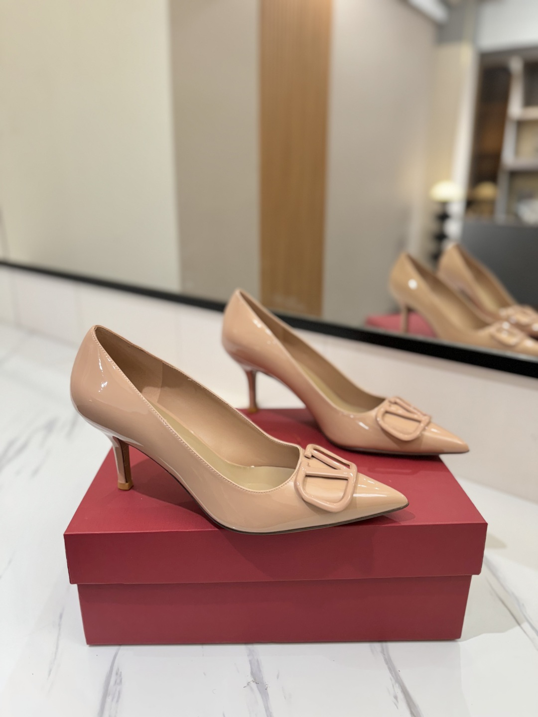 NO:254661,Valentino launched a new single shoe series, single-shoe high heels pointed toe V-button sandals. The foot is very pedicure-like. The key is that it is very easy to control. It does not grind the feet and does not tickle the feet. A walking artifact!  Metal VLOGO elements, full of high-end feel!  It became sweet in an instant. The avant-garde VLOGO SIGNATURE shoe series interprets the VALENTINO GARAVANI straightforward attitude. Valentino Garavani V logo high heels, equipped with VLogo Signature decoration, platinum tone VLogo Signature decoration! Upper imported patent leather, inner imported goatskin outsole Italian leather outsole heel height 7.5cm size 35-39 (34-40-41-42 customized size), high heels, valentino, valentino, sandals, high heels, sheepskin, Leather soles19860909Valentino 华伦天奴推出全新单鞋系列,单鞋款高跟鞋尖头V扣凉鞋. 上脚非常修脚型 重点是很好非常好驾驭 不磨脚不累脚 行走神器！ 金属VLOGO元素,满满的高级感！瞬间甜蜜起来了. 前卫的VLOGO SIGNATURE 鞋履系列,诠释VALENTINO GARAVANI率真态度.Valentino Garavani V标志高跟鞋,配以VLogo Signature装饰,铂金色调 VLogo Signature装饰! 鞋面进口漆皮 内里进口山羊皮 大底意大利真皮大底 跟高7.5cm 码数35-39（34-40-41-42订做码数）,高跟鞋,valentino,valentino,sandals,high heels,sheepskin,Leather soles,Women's Shoes