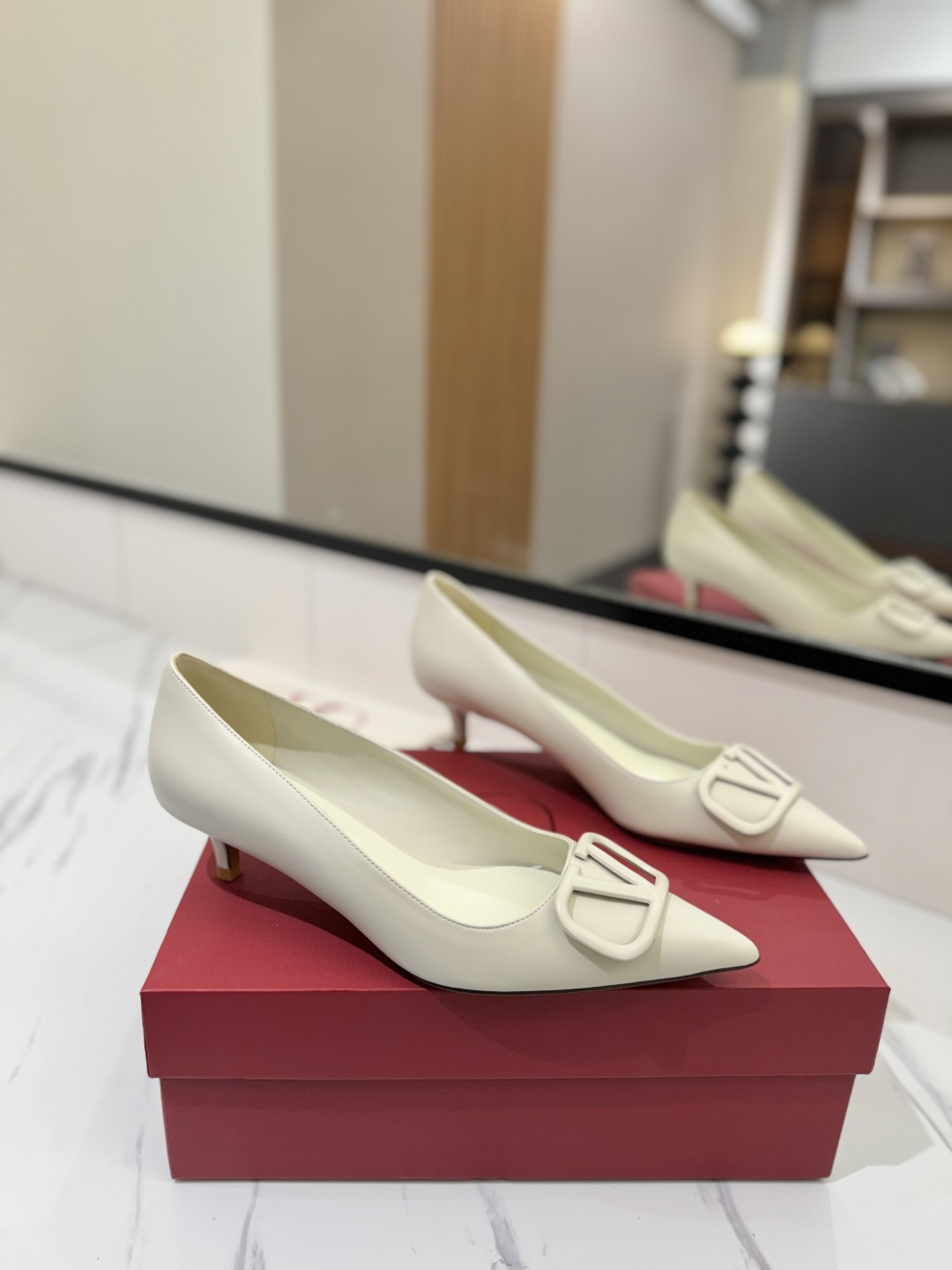 NO:169842,Valentino launched a new single shoe series, single-shoe high heels pointed toe V-button sandals. The foot is very pedicure-like. The key is that it is very easy to control. It does not grind the feet and does not tickle the feet. A walking artifact!  Metal VLOGO elements, full of high-end feel!  It became sweet in an instant. The avant-garde VLOGO SIGNATURE shoe series interprets the VALENTINO GARAVANI straightforward attitude. Valentino Garavani V logo high heels, equipped with VLogo Signature decoration, platinum tone VLogo Signature decoration! Calfskin upper imported goatskin outsole Italian leather outsole heel height 4.5cm size 35-39 (34-40-41-42 customized size), single shoes, valentino, valentino, sandals, high heels, cowhide, sheepskin, Leather soles19860909Valentino 华伦天奴推出全新单鞋系列,单鞋款高跟鞋尖头V扣凉鞋. 上脚非常修脚型 重点是很好非常好驾驭 不磨脚不累脚 行走神器！ 金属VLOGO元素,满满的高级感！瞬间甜蜜起来了. 前卫的VLOGO SIGNATURE 鞋履系列,诠释VALENTINO GARAVANI率真态度.Valentino Garavani V标志高跟鞋,配以VLogo Signature装饰,铂金色调 VLogo Signature装饰! 鞋面小牛皮 内里进口山羊皮 大底意大利真皮大底 跟高4.5cm 码数35-39（34-40-41-42订做码数）,单鞋,valentino,valentino,sandals,high heels,cowhide,sheepskin,Leather soles,Women's Shoes