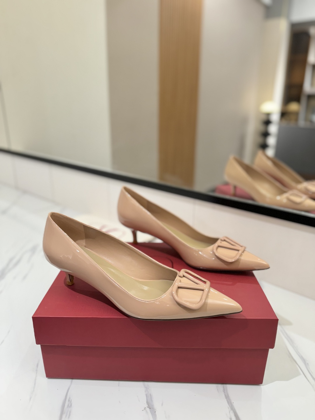 NO:169843,Valentino launched a new single shoe series, single-shoe high heels pointed toe V-button sandals. The foot is very pedicure-like. The key is that it is very easy to control. It does not grind the feet and does not tickle the feet. A walking artifact!  Metal VLOGO elements, full of high-end feel!  It became sweet in an instant. The avant-garde VLOGO SIGNATURE shoe series interprets the VALENTINO GARAVANI straightforward attitude. Valentino Garavani V logo high heels, equipped with VLogo Signature decoration, platinum tone VLogo Signature decoration! Upper imported patent leather, inner imported goatskin outsole Italian leather outsole heel height 4.5cm size 35-39 (34-40-41-42 customized size), single shoes, valentino, valentino, sandals, high heels, sheepskin, Leather soles19860909Valentino 华伦天奴推出全新单鞋系列,单鞋款高跟鞋尖头V扣凉鞋. 上脚非常修脚型 重点是很好非常好驾驭 不磨脚不累脚 行走神器！ 金属VLOGO元素,满满的高级感！瞬间甜蜜起来了. 前卫的VLOGO SIGNATURE 鞋履系列,诠释VALENTINO GARAVANI率真态度.Valentino Garavani V标志高跟鞋,配以VLogo Signature装饰,铂金色调 VLogo Signature装饰! 鞋面进口漆皮 内里进口山羊皮 大底意大利真皮大底 跟高4.5cm 码数35-39（34-40-41-42订做码数）,单鞋,valentino,valentino,sandals,high heels,sheepskin,Leather soles,Women's Shoes