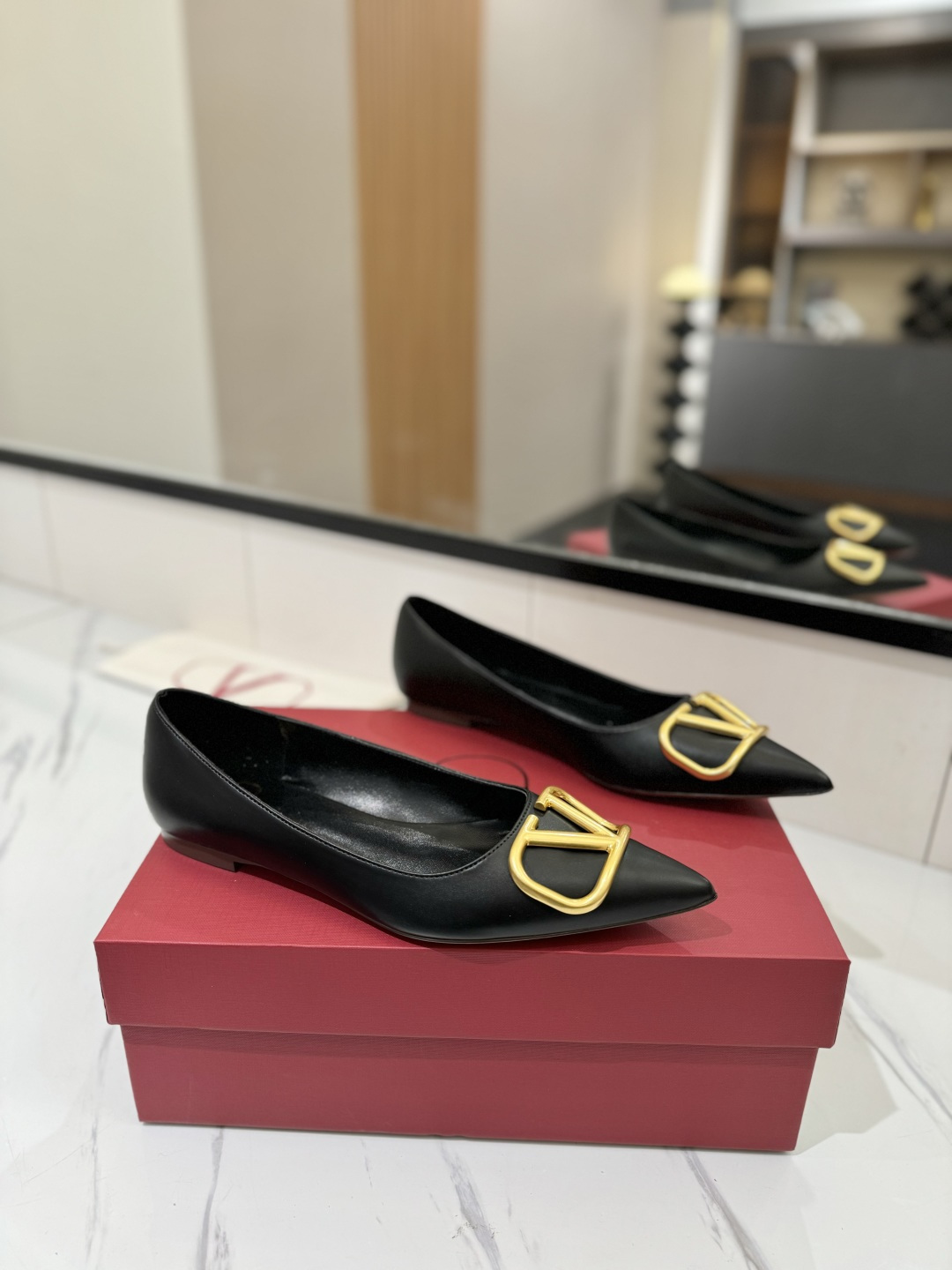 NO:169818,Valentino launched a new single shoe series, single-shoe flat-heeled V-button sandals. The foot is very pedicure-like. The key is that it is very easy to control. It does not grind the feet and does not tickle the feet. A walking artifact!  Metal VLOGO elements, full of high-end feel!  It became sweet in an instant. The avant-garde VLOGO SIGNATURE shoe series interprets the VALENTINO GARAVANI straightforward attitude. Valentino Garavani V logo flat heel shoes, with VLogo Signature decoration, platinum tone VLogo Signature decoration! Calfskin upper imported goatskin outsole Italian leather outsole heel height 1cm size 35-39 (34-40-41-42 customized size), single shoes, valentino, valentino, sandals, cowhide, sheepskin, Leather soles19860909Valentino 华伦天奴推出全新单鞋系列,单鞋款平跟鞋尖头V扣凉鞋. 上脚非常修脚型 重点是很好非常好驾驭 不磨脚不累脚 行走神器！ 金属VLOGO元素,满满的高级感！瞬间甜蜜起来了. 前卫的VLOGO SIGNATURE 鞋履系列,诠释VALENTINO GARAVANI率真态度.Valentino Garavani V标志平跟鞋,配以VLogo Signature装饰,铂金色调 VLogo Signature装饰! 鞋面小牛皮 内里进口山羊皮 大底意大利真皮大底 跟高1cm 码数35-39（34-40-41-42订做码数）,单鞋,valentino,valentino,sandals,cowhide,sheepskin,Leather soles,Women's Shoes
