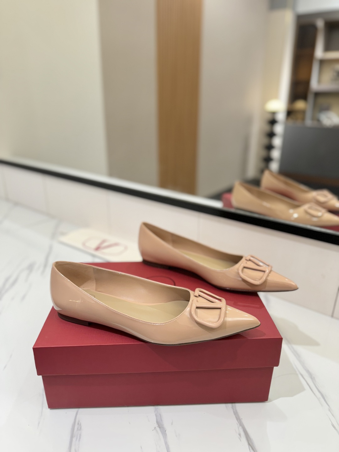 NO:169822,Valentino launched a new single shoe series, single-shoe flat-heeled V-button sandals. The foot is very pedicure-like. The key is that it is very easy to control. It does not grind the feet and does not tickle the feet. A walking artifact!  Metal VLOGO elements, full of high-end feel!  It became sweet in an instant. The avant-garde VLOGO SIGNATURE shoe series interprets the VALENTINO GARAVANI straightforward attitude. Valentino Garavani V logo flat heel shoes, equipped with VLogo Signature decoration, platinum tone VLogo Signature decoration! Upper imported patent leather, inner imported goatskin outsole Italian leather outsole heel height 1cm size 35-39 (34-40-41-42 customized size), single shoes, valentino, valentino, sandals, sheepskin, Leather soles19860909Valentino 华伦天奴推出全新单鞋系列,单鞋款平跟鞋尖头V扣凉鞋. 上脚非常修脚型 重点是很好非常好驾驭 不磨脚不累脚 行走神器！ 金属VLOGO元素,满满的高级感！瞬间甜蜜起来了. 前卫的VLOGO SIGNATURE 鞋履系列,诠释VALENTINO GARAVANI率真态度.Valentino Garavani V标志平跟鞋,配以VLogo Signature装饰,铂金色调 VLogo Signature装饰! 鞋面进口漆皮 内里进口山羊皮 大底意大利真皮大底 跟高1cm 码数35-39（34-40-41-42订做码数）,单鞋,valentino,valentino,sandals,sheepskin,Leather soles,Women's Shoes