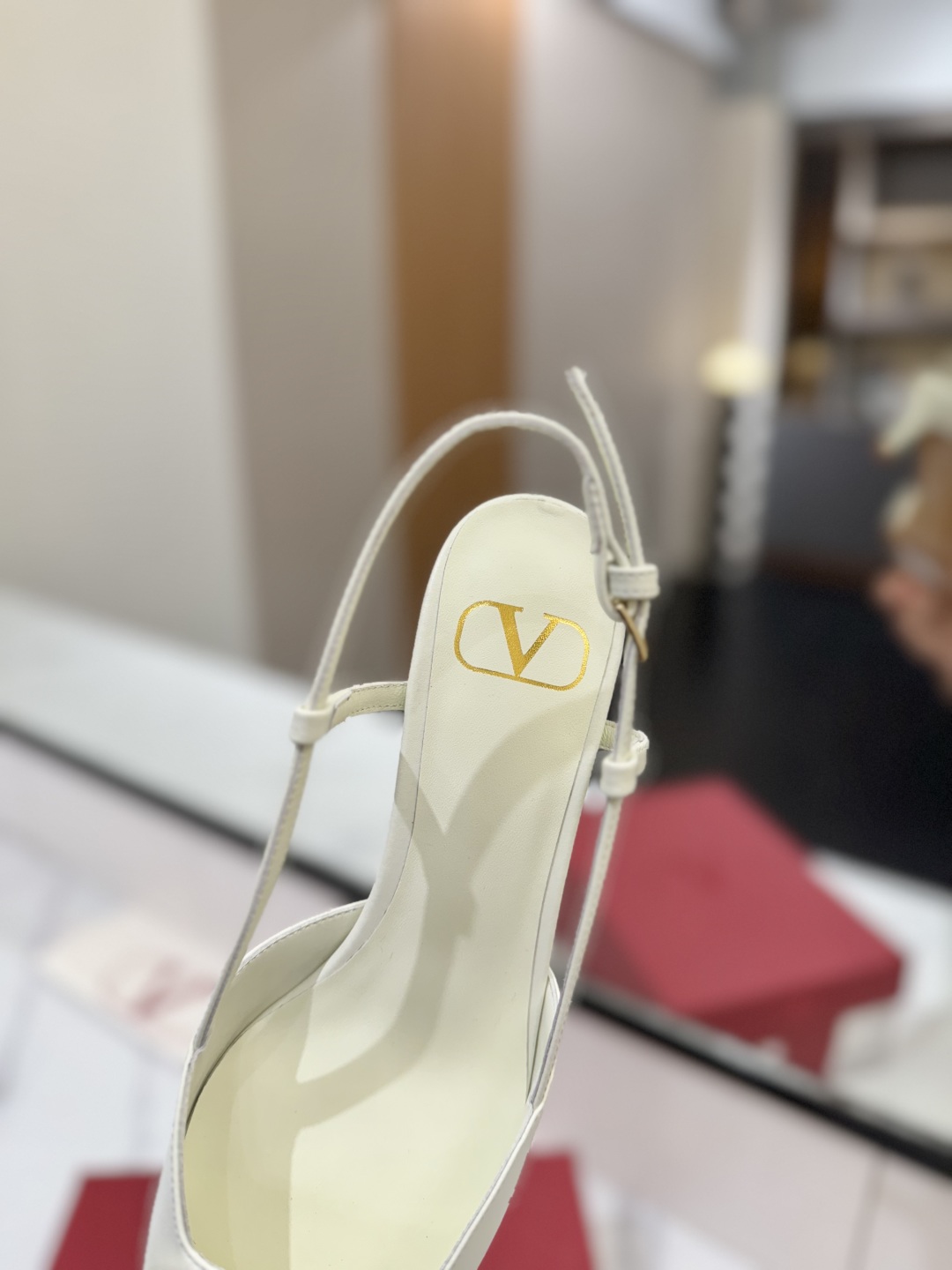 出厂价:P270💰Valentino 华伦天奴推出全新凉鞋系列,凉鞋鞋款尖头V扣凉鞋。
上脚非常修脚型 重点是很好非常好驾驭 不磨脚不累脚 行走神器! 金属VLOGO钻扣元素,满满的高级感!瞬间甜蜜起来了。
前卫的VLOGO SIGNATURE 鞋履系列,诠释VALENTINO GARAVANI率真态度。Valentino Garavani V标志后空凉鞋,配以VLogo Signature装饰,铂金色调 VLogo Signature装饰!
鞋面:进口牛皮
内里:进口山羊皮
大底:意大利真皮大底
跟高:4.5cm
码数:35-39(34-40-41-42订做码数)
