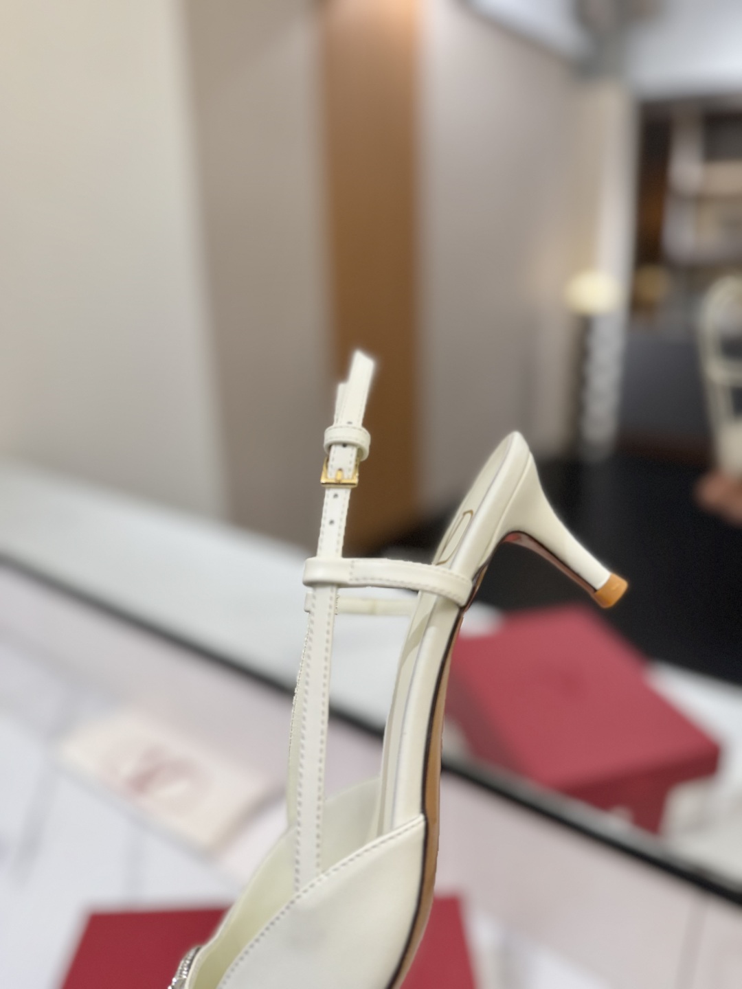 出厂价:P270💰Valentino 华伦天奴推出全新凉鞋系列,凉鞋鞋款尖头V扣凉鞋。
上脚非常修脚型 重点是很好非常好驾驭 不磨脚不累脚 行走神器! 金属VLOGO钻扣元素,满满的高级感!瞬间甜蜜起来了。
前卫的VLOGO SIGNATURE 鞋履系列,诠释VALENTINO GARAVANI率真态度。Valentino Garavani V标志后空凉鞋,配以VLogo Signature装饰,铂金色调 VLogo Signature装饰!
鞋面:进口牛皮
内里:进口山羊皮
大底:意大利真皮大底
跟高:4.5cm
码数:35-39(34-40-41-42订做码数)
