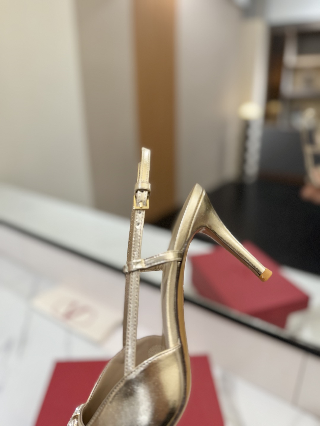 出厂价:P270💰Valentino 华伦天奴推出全新凉鞋系列,凉鞋鞋款尖头V扣凉鞋。
上脚非常修脚型 重点是很好非常好驾驭 不磨脚不累脚 行走神器! 金属VLOGO钻扣元素,满满的高级感!瞬间甜蜜起来了。
前卫的VLOGO SIGNATURE 鞋履系列,诠释VALENTINO GARAVANI率真态度。Valentino Garavani V标志后空凉鞋,配以VLogo Signature装饰,铂金色调 VLogo Signature装饰!
鞋面:进口牛皮
内里:进口山羊皮
大底:意大利真皮大底
跟高:8cm
码数:35-39(34-40-41-42订做码数)