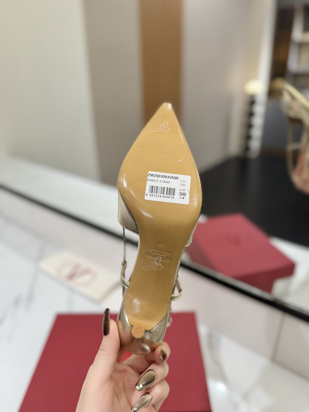 出厂价:P270💰Valentino 华伦天奴推出全新凉鞋系列,凉鞋鞋款尖头V扣凉鞋。
上脚非常修脚型 重点是很好非常好驾驭 不磨脚不累脚 行走神器! 金属VLOGO钻扣元素,满满的高级感!瞬间甜蜜起来了。
前卫的VLOGO SIGNATURE 鞋履系列,诠释VALENTINO GARAVANI率真态度。Valentino Garavani V标志后空凉鞋,配以VLogo Signature装饰,铂金色调 VLogo Signature装饰!
鞋面:进口牛皮
内里:进口山羊皮
大底:意大利真皮大底
跟高:8cm
码数:35-39(34-40-41-42订做码数)
