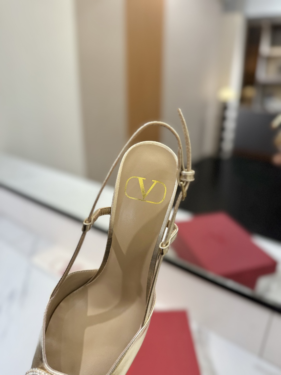 出厂价:P270💰Valentino 华伦天奴推出全新凉鞋系列,凉鞋鞋款尖头V扣凉鞋。
上脚非常修脚型 重点是很好非常好驾驭 不磨脚不累脚 行走神器! 金属VLOGO钻扣元素,满满的高级感!瞬间甜蜜起来了。
前卫的VLOGO SIGNATURE 鞋履系列,诠释VALENTINO GARAVANI率真态度。Valentino Garavani V标志后空凉鞋,配以VLogo Signature装饰,铂金色调 VLogo Signature装饰!
鞋面:进口牛皮
内里:进口山羊皮
大底:意大利真皮大底
跟高:8cm
码数:35-39(34-40-41-42订做码数)
