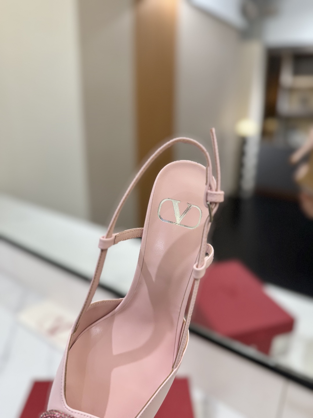 出厂价：P270💰Valentino 华伦天奴推出全新凉鞋系列，凉鞋鞋款尖头V扣凉鞋。
上脚非常修脚型 重点是很好非常好驾驭 不磨脚不累脚 行走神器！ 金属VLOGO钻扣元素，满满的高级感！瞬间甜蜜起来了。 
前卫的VLOGO SIGNATURE 鞋履系列，诠释VALENTINO GARAVANI率真态度。Valentino Garavani V标志后空凉鞋，配以VLogo Signature装饰，铂金色调 VLogo Signature装饰!

鞋面：进口牛皮
内里：进口山羊皮
大底：意大利真皮大底 
跟高：8cm
码数：35-39（34-40-41-42订做码数）
