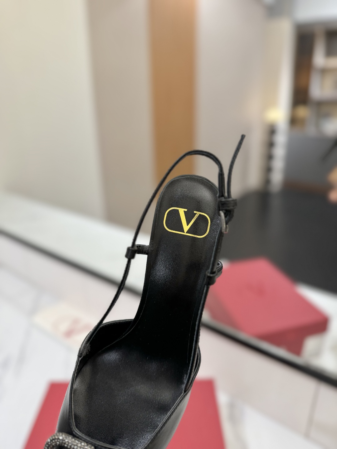 出厂价:P270💰Valentino 华伦天奴推出全新凉鞋系列,凉鞋鞋款尖头V扣凉鞋。
上脚非常修脚型 重点是很好非常好驾驭 不磨脚不累脚 行走神器! 金属VLOGO钻扣元素,满满的高级感!瞬间甜蜜起来了。
前卫的VLOGO SIGNATURE 鞋履系列,诠释VALENTINO GARAVANI率真态度。Valentino Garavani V标志后空凉鞋,配以VLogo Signature装饰,铂金色调 VLogo Signature装饰!
鞋面:进口牛皮
内里:进口山羊皮
大底:意大利真皮大底
跟高:8cm
码数:35-39(34-40-41-42订做码数)