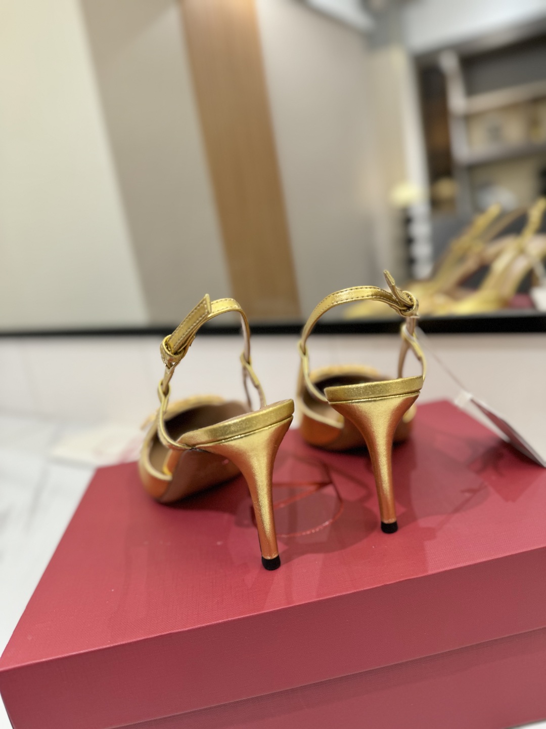 出厂价：P270💰Valentino 华伦天奴推出全新凉鞋系列，凉鞋鞋款尖头V扣凉鞋。
上脚非常修脚型 重点是很好非常好驾驭 不磨脚不累脚 行走神器！ 金属VLOGO钻扣元素，满满的高级感！瞬间甜蜜起来了。 
前卫的VLOGO SIGNATURE 鞋履系列，诠释VALENTINO GARAVANI率真态度。Valentino Garavani V标志后空凉鞋，配以VLogo Signature装饰，铂金色调 VLogo Signature装饰!

鞋面：进口牛皮
内里：进口山羊皮
大底：意大利真皮大底 
跟高：8cm
码数：35-39（34-40-41-42订做码数）
