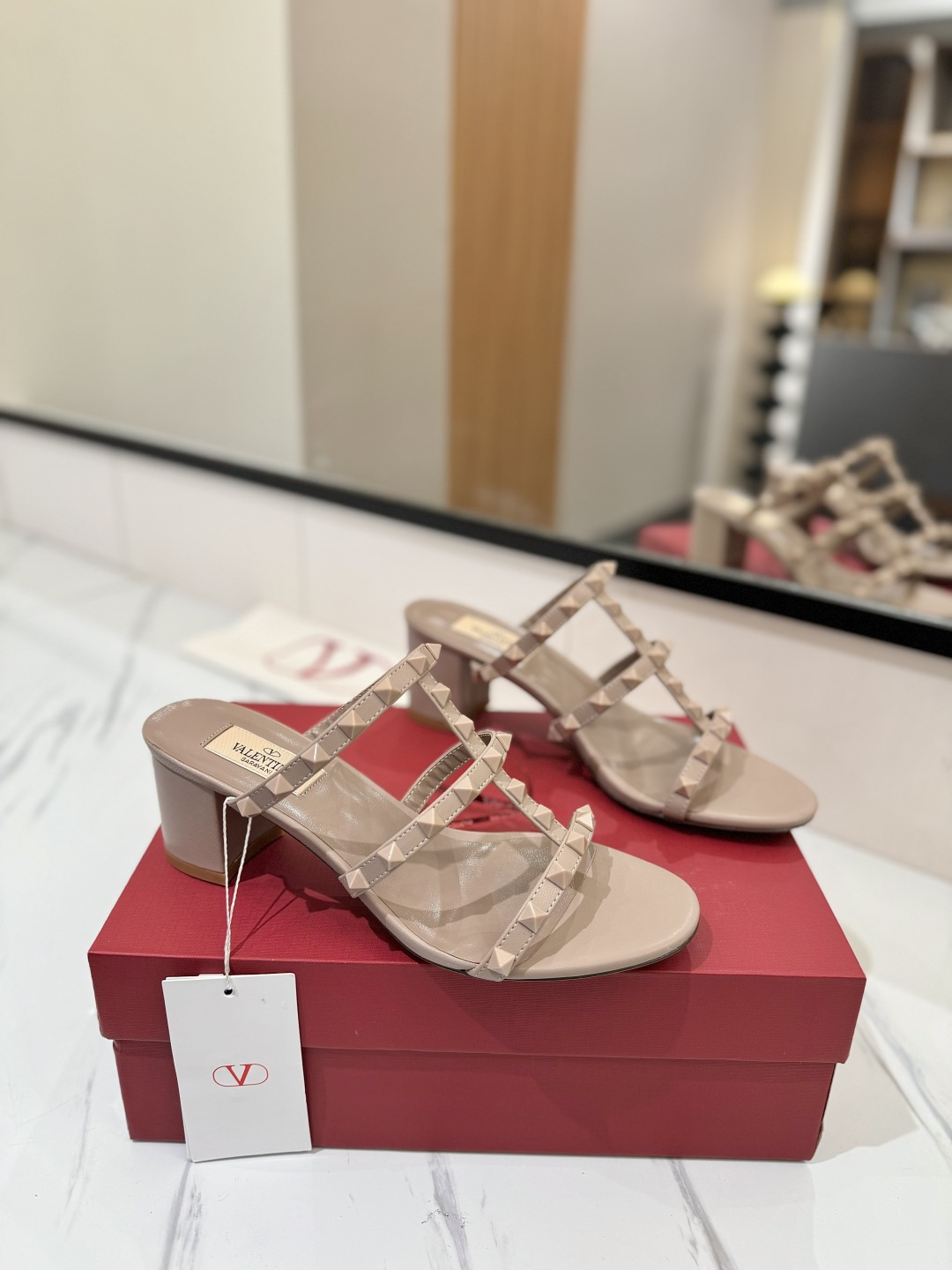 NO:169816,Valentino/Valentino Rivet VT Classic 6.0cm Thick Heel Sandals, Top Replica!  The side curve is perfect, the original mold-opening custom rivets are customized. The special textured hardware sets off a full sense of high-end, giving you an authentic foot feel!  First choice for high-end customers [Material] Original imported custom sheepskin upper, original imported goatskin inner lining imported sole pearlescent leather outsole heel height 6.0cm thick heel size 35-39 [40, 41, 42 custom made without return], slippers, valentino, valentino, slippers, sheepskin, Leather soles19860909Valentino/华伦天奴铆钉 VT经典6.0cm 粗跟凉拖鞋,顶级复刻！侧身弧线完美,原版开模定制不生锈铆钉 特别有质感的五金衬托出满满的高级感,带给您正品级的脚感！供高端客户首选【材质】 鞋面原版进口定制羊皮 内里原版进口山羊皮 大底进口珠光真皮大底 跟高6.0cm粗跟 码数35-39【40,41,42定做不退换】,拖鞋,valentino,valentino,slippers,sheepskin,Leather soles,Women's Shoes