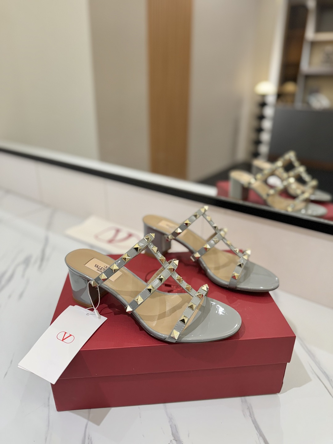 NO:169820,Valentino/Valentino Rivet VT Classic 6.0cm Thick Heel Sandals, Top Replica!  The side curve is perfect, the original mold-opening custom rivets are customized. The special textured hardware sets off a full sense of high-end, giving you an authentic foot feel!  First choice for high-end customers [Material] Original imported customized patent leather upper, original imported goat skin, outsole imported pearl leather outsole, heel height 6.0cm thick heel, size 35-39 [40, 41, 42 custom made without return], slippers, valentino, valentino, slippers, sheepskin, Leather soles19860909Valentino/华伦天奴铆钉 VT经典6.0cm 粗跟凉拖鞋,顶级复刻！侧身弧线完美,原版开模定制不生锈铆钉 特别有质感的五金衬托出满满的高级感,带给您正品级的脚感！供高端客户首选【材质】 鞋面原版进口定制漆皮 内里原版进口山羊皮 大底进口珠光真皮大底 跟高6.0cm粗跟 码数35-39【40,41,42定做不退换】,拖鞋,valentino,valentino,slippers,sheepskin,Leather soles,Women's Shoes