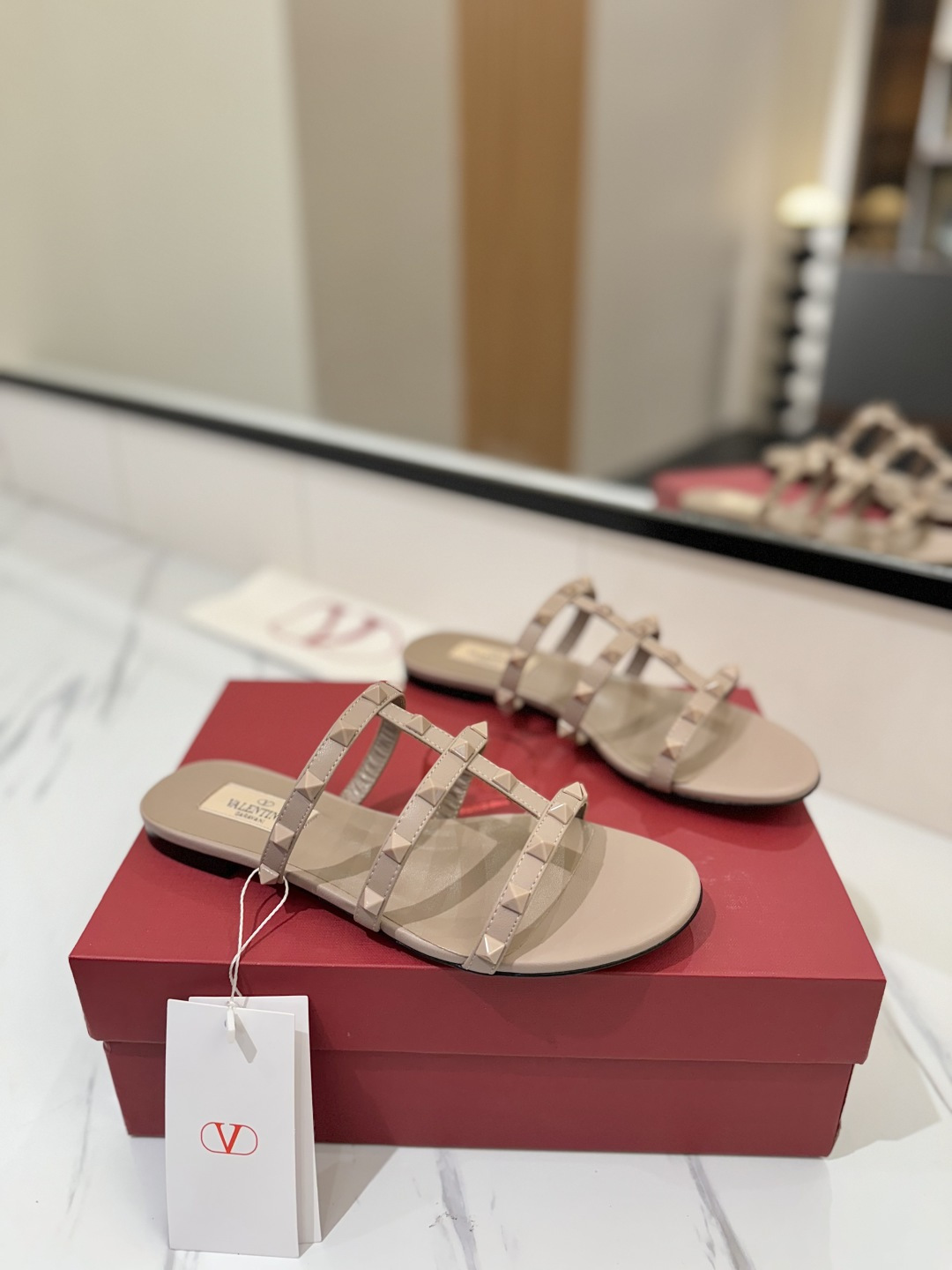 NO:169824,Valentino/Valentino Rivets VT Classic Flat Slippers, Top Replica!  The side curve is perfect, the original mold-opening custom rivets are customized. The special textured hardware sets off a full sense of high-end, giving you an authentic foot feel!  First choice for high-end customers [Material] Original imported custom sheepskin upper, original imported goatskin inner lining imported sole pearlescent leather outsole, high flat sole, size 35-39 [40, 41, 42 customized, non-return and exchange], slippers, valentino, valentino, slippers, sheepskin, Leather soles19860909Valentino/华伦天奴铆钉 VT经典平底拖鞋,顶级复刻！侧身弧线完美,原版开模定制不生锈铆钉 特别有质感的五金衬托出满满的高级感,带给您正品级的脚感！供高端客户首选【材质】 鞋面原版进口定制羊皮 内里原版进口山羊皮 大底进口珠光真皮大底 跟高平底 码数35-39【40,41,42定做不退换】,拖鞋,valentino,valentino,slippers,sheepskin,Leather soles,Women's Shoes