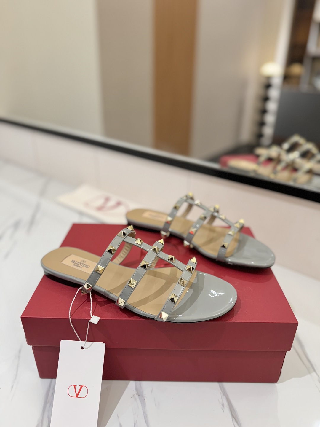 NO:169827,Valentino/Valentino Rivets VT Classic Flat Slippers, Top Replica!  The side curve is perfect, the original mold-opening custom rivets are customized. The special textured hardware sets off a full sense of high-end, giving you an authentic foot feel!  First choice for high-end customers [Material] Original imported customized patent leather upper, original imported goat skin, outsole imported pearlescent leather outsole, high flat sole, size 35-39 [40, 41, 42 customized, no return and exchange], slippers, valentino, valentino, slippers, sheepskin, Leather soles19860909Valentino/华伦天奴铆钉 VT经典平底拖鞋,顶级复刻！侧身弧线完美,原版开模定制不生锈铆钉 特别有质感的五金衬托出满满的高级感,带给您正品级的脚感！供高端客户首选【材质】 鞋面原版进口定制漆皮 内里原版进口山羊皮 大底进口珠光真皮大底 跟高平底 码数35-39【40,41,42定做不退换】,拖鞋,valentino,valentino,slippers,sheepskin,Leather soles,Women's Shoes