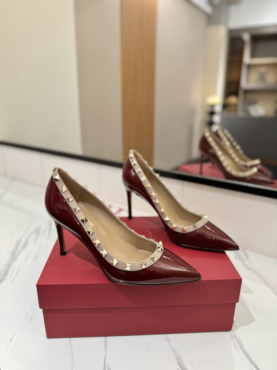 NO:169794,Valentino/Valentino Rivet VT classic single shoes, top replica!  The side curve is perfect, the original mold-opening custom rivets are customized. The special textured hardware sets off a full sense of high-end, giving you an authentic foot feel!  First choice for high-end customers [Material] Original imported customized patent leather upper, original imported goat skin, outsole imported pearl leather outsole, heel height 9CM, size 35-39 [34, 40, 41, 42 customized, no return and exchange], single shoes, valentino, valentino, sheepskin, Leather soles19860909Valentino/华伦天奴铆钉 VT经典单鞋,顶级复刻！侧身弧线完美,原版开模定制不生锈铆钉 特别有质感的五金衬托出满满的高级感,带给您正品级的脚感！供高端客户首选【材质】 鞋面原版进口定制漆皮 内里原版进口山羊皮 大底进口珠光真皮大底 跟高9CM 码数35-39【34,40,41,42定做不退换】,单鞋,valentino,valentino,sheepskin,Leather soles,Women's Shoes