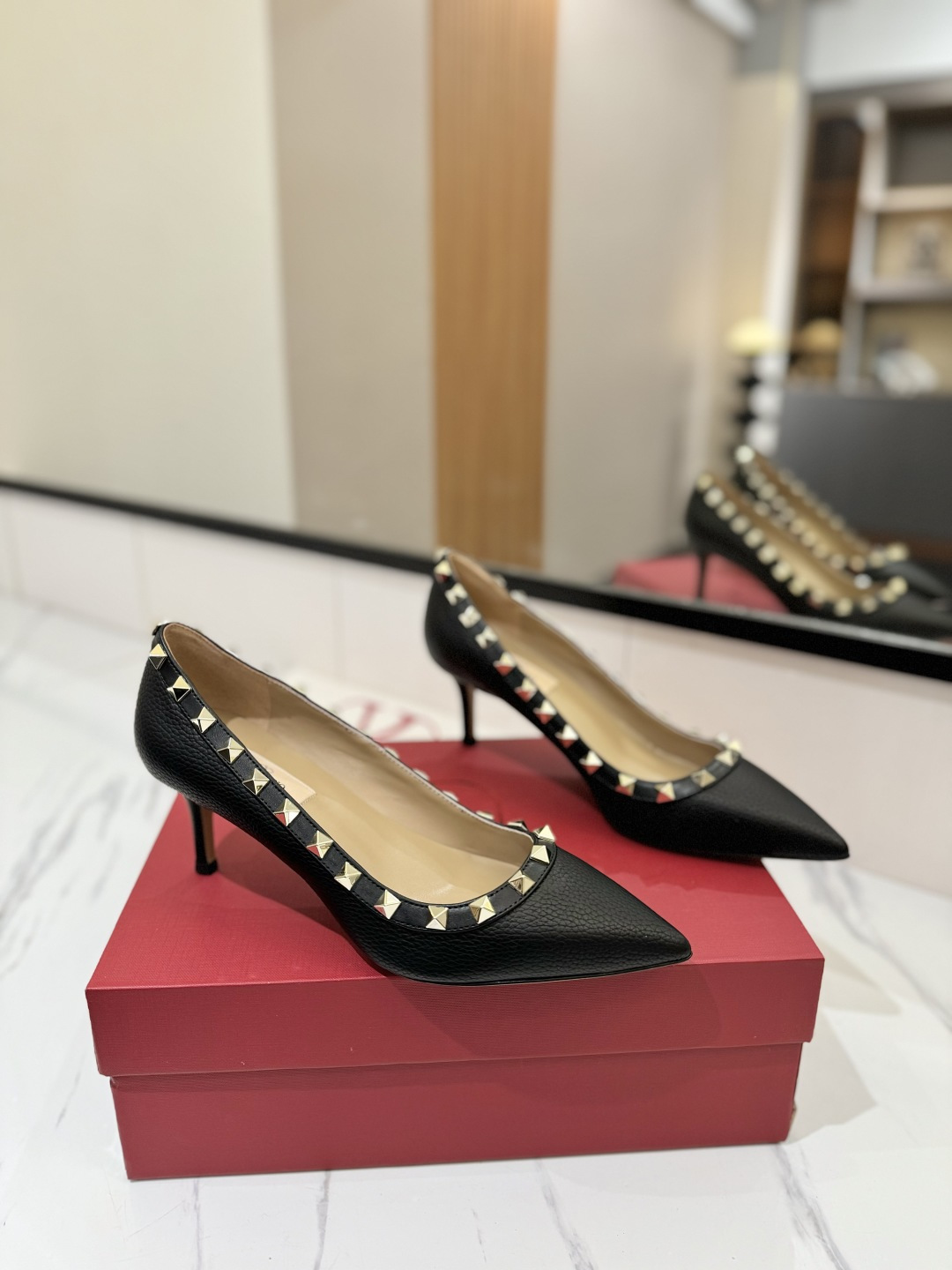 NO:169800,Valentino/Valentino Rivet VT classic single shoes, top replica!  The side curve is perfect, the original mold-opening custom rivets are customized. The special textured hardware sets off a full sense of high-end, giving you an authentic foot feel!  First choice for high-end customers [Material] Original imported custom cowhide, inner lining original imported goat skin, outsole imported pearl leather outsole, heel height 6.5CM, size 35-39 [34, 40, 41, 42 customized non-return and exchange], single shoes, valentino, valentino, cowhide, sheepskin, Leather soles19860909Valentino/华伦天奴铆钉 VT经典单鞋,顶级复刻！侧身弧线完美,原版开模定制不生锈铆钉 特别有质感的五金衬托出满满的高级感,带给您正品级的脚感！供高端客户首选【材质】 鞋面原版进口定制牛皮 内里原版进口山羊皮 大底进口珠光真皮大底 跟高6.5CM 码数35-39【34,40,41,42定做不退换】,单鞋,valentino,valentino,cowhide,sheepskin,Leather soles,Women's Shoes