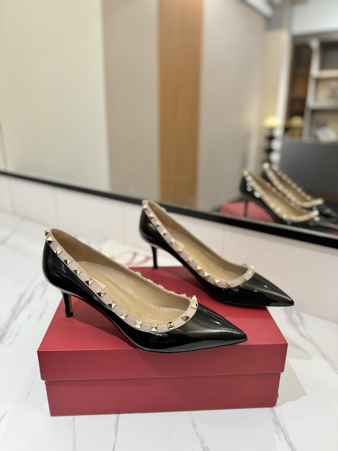 NO:169805,Valentino/Valentino Rivet VT classic single shoes, top replica!  The side curve is perfect, the original mold-opening custom rivets are customized. The special textured hardware sets off a full sense of high-end, giving you an authentic foot feel!  First choice for high-end customers [Material] Original imported customized patent leather upper, original imported goat skin, outsole imported pearl leather outsole, heel height 6.5CM, size 35-39 [34, 40, 41, 42 customized, non-return and exchange], single shoes, valentino, valentino, sheepskin, Leather soles19860909Valentino/华伦天奴铆钉 VT经典单鞋,顶级复刻！侧身弧线完美,原版开模定制不生锈铆钉 特别有质感的五金衬托出满满的高级感,带给您正品级的脚感！供高端客户首选【材质】 鞋面原版进口定制漆皮 内里原版进口山羊皮 大底进口珠光真皮大底 跟高6.5CM 码数35-39【34,40,41,42定做不退换】,单鞋,valentino,valentino,sheepskin,Leather soles,Women's Shoes