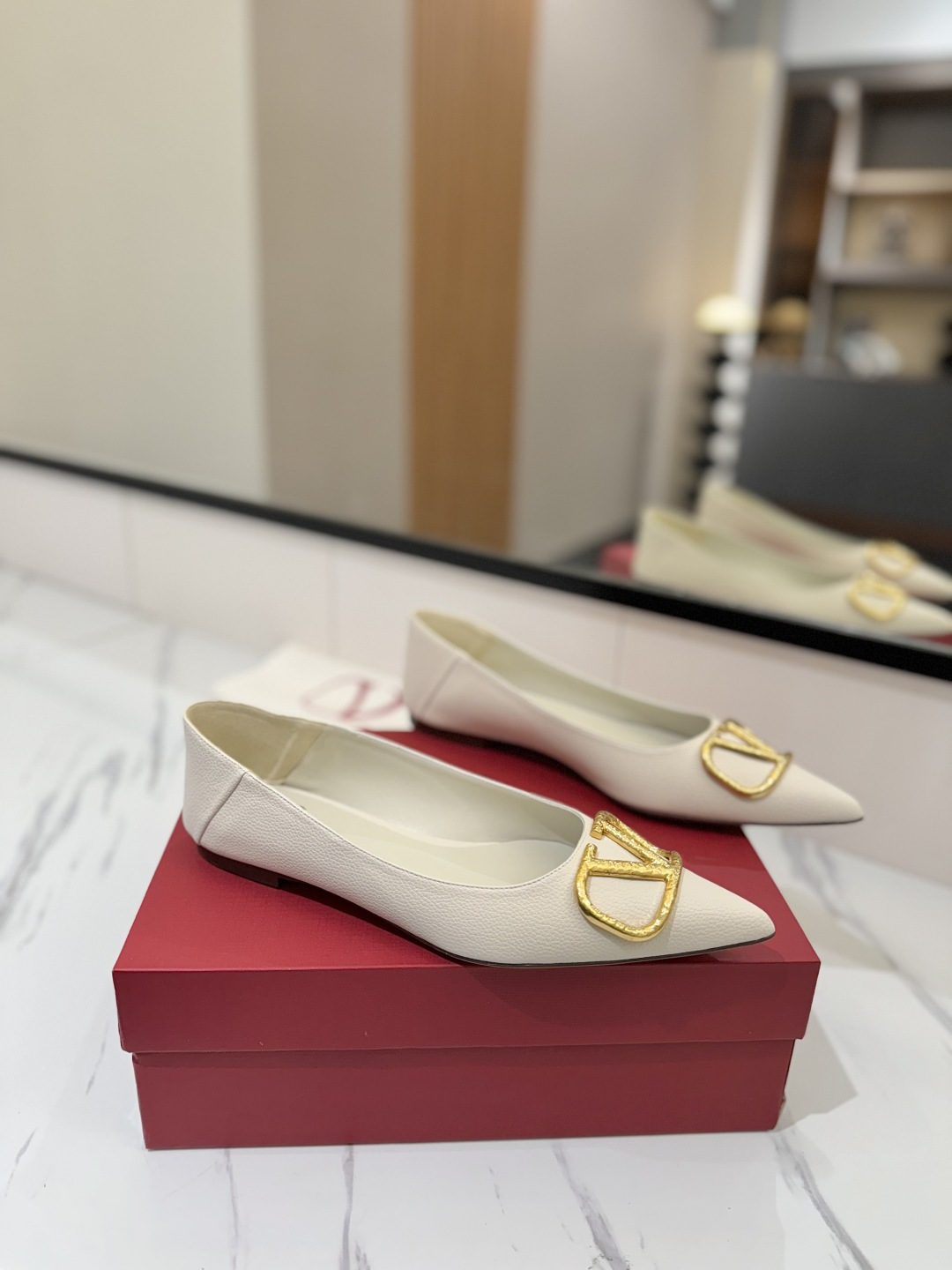 NO:169812,Valentino launched a new flat single shoe series, one shoe is worn for 2, and the foot is very pedicure-like. The key is that it is very easy to control. It does not grind the feet and does not tickle the feet. A walking artifact!  Metal VLOGO diamond buckle elements, full of high-end feel!  It became sweet in an instant. The avant-garde VLOGO SIGNATURE shoe series interprets the VALENTINO GARAVANI straightforward attitude. Valentino Garavani V logo single shoes, equipped with VLogo Signature decoration, platinum tone VLogo Signature decoration! Imported cowhide upper, imported goatskin inside, outsole Italian leather outsole, high flat sole, size 35-39 (34-40-41-42 customized size), single shoes, valentino, valentino, cowhide, sheepskin, Leather soles19860909Valentino 华伦天奴推出全新平底单鞋系列,一鞋2穿 上脚非常修脚型 重点是很好非常好驾驭 不磨脚不累脚 行走神器！ 金属VLOGO钻扣元素,满满的高级感！瞬间甜蜜起来了. 前卫的VLOGO SIGNATURE 鞋履系列,诠释VALENTINO GARAVANI率真态度.Valentino Garavani V标志单鞋,配以VLogo Signature装饰,铂金色调 VLogo Signature装饰! 鞋面进口牛皮 内里进口山羊皮 大底意大利真皮大底 跟高平底 码数35-39（34-40-41-42订做码数）,单鞋,valentino,valentino,cowhide,sheepskin,Leather soles,Women's Shoes