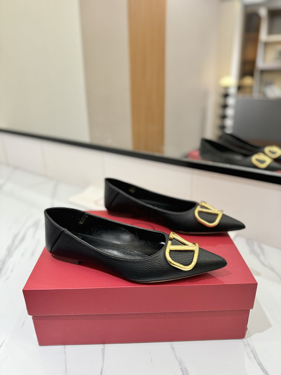 NO:169815,Valentino launched a new flat single shoe series, one shoe is worn for 2, and the foot is very pedicure-like. The key is that it is very easy to control. It does not grind the feet and does not tickle the feet. A walking artifact!  Metal VLOGO diamond buckle elements, full of high-end feel!  It became sweet in an instant. The avant-garde VLOGO SIGNATURE shoe series interprets the VALENTINO GARAVANI straightforward attitude. Valentino Garavani V logo single shoes, equipped with VLogo Signature decoration, platinum tone VLogo Signature decoration! Imported cowhide upper, imported goatskin inside, outsole Italian leather outsole, high flat sole, size 35-39 (34-40-41-42 customized size), single shoes, valentino, valentino, cowhide, sheepskin, Leather soles19860909Valentino 华伦天奴推出全新平底单鞋系列,一鞋2穿 上脚非常修脚型 重点是很好非常好驾驭 不磨脚不累脚 行走神器！ 金属VLOGO钻扣元素,满满的高级感！瞬间甜蜜起来了. 前卫的VLOGO SIGNATURE 鞋履系列,诠释VALENTINO GARAVANI率真态度.Valentino Garavani V标志单鞋,配以VLogo Signature装饰,铂金色调 VLogo Signature装饰! 鞋面进口牛皮 内里进口山羊皮 大底意大利真皮大底 跟高平底 码数35-39（34-40-41-42订做码数）,单鞋,valentino,valentino,cowhide,sheepskin,Leather soles,Women's Shoes