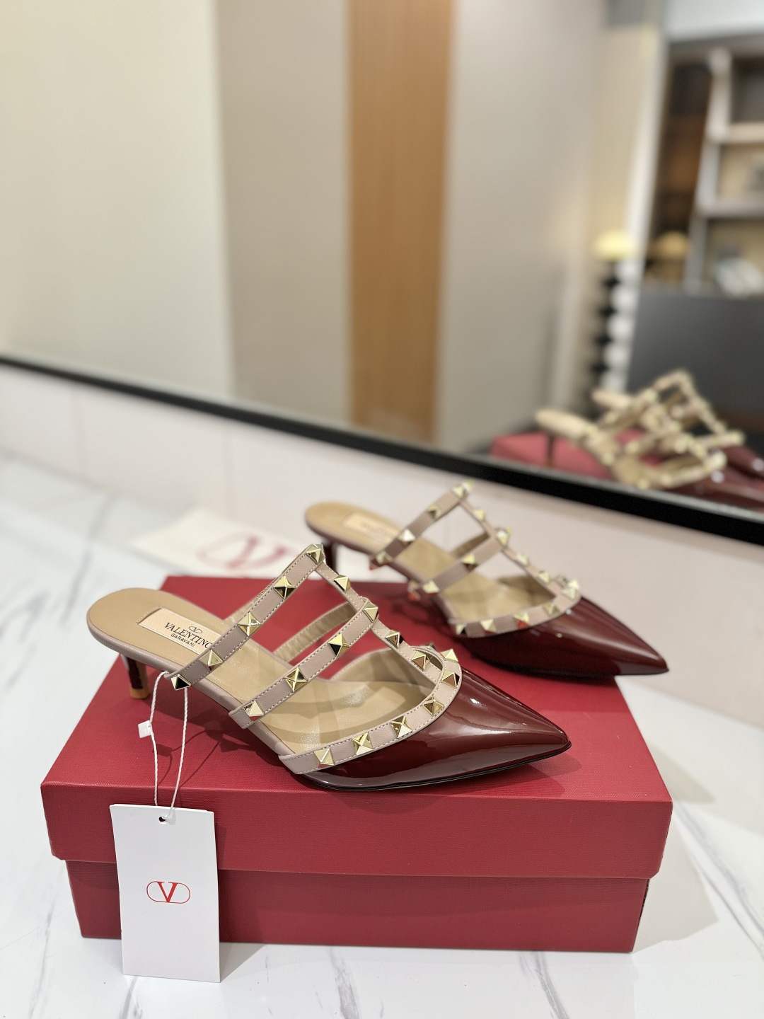 NO:169776,Valentino/Valentino Rivet VT Classic 5.0 Pointed Slippers, Top Replica!  The side curve is perfect, the original mold-opening custom rivets are customized. The special textured hardware sets off a full sense of high-end, giving you an authentic foot feel!  First choice for high-end customers [Material] Original imported customized patent leather upper, original imported goat skin, outsole imported pearlescent leather outsole, heel height 5CM, size 35-39 [40, 41, 42 customized non-return and exchange], semi-torque, valentino, valentino, slippers, sheepskin, Leather soles19860909Valentino/华伦天奴铆钉 VT经典5.0尖头拖鞋,顶级复刻！侧身弧线完美,原版开模定制不生锈铆钉 特别有质感的五金衬托出满满的高级感,带给您正品级的脚感！供高端客户首选【材质】 鞋面原版进口定制漆皮 内里原版进口山羊皮 大底进口珠光真皮大底 跟高5CM 码数35-39【40,41,42定做不退换】,半拖,valentino,valentino,slippers,sheepskin,Leather soles,Women's Shoes