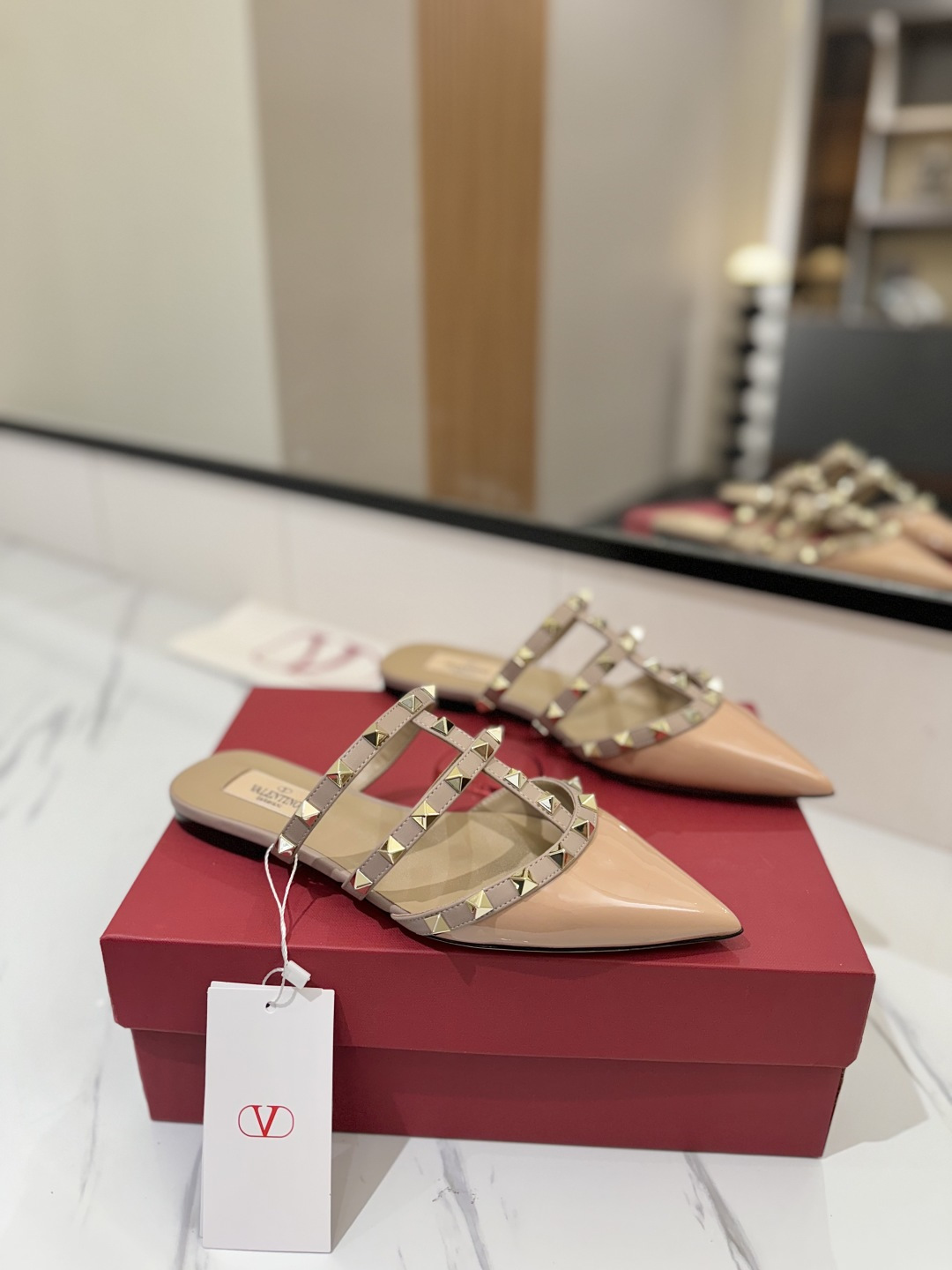 NO:169782,Valentino/Valentino Rivets VT classic flat-soled pointed-toe slippers, top-notch replica!  The side curve is perfect, the original mold-opening custom rivets are customized. The special textured hardware sets off a full sense of high-end, giving you an authentic foot feel!  First choice for high-end customers [Material] Original imported customized patent leather upper, original imported goat skin, outsole imported pearlescent leather, high flat sole, size 35-39 [40, 41, 42 customized non-return and exchange], semi-torque, valentino, valentino, slippers, sheepskin, Leather soles19860909Valentino/华伦天奴铆钉 VT经典平底尖头拖鞋,顶级复刻！侧身弧线完美,原版开模定制不生锈铆钉 特别有质感的五金衬托出满满的高级感,带给您正品级的脚感！供高端客户首选【材质】 鞋面原版进口定制漆皮 内里原版进口山羊皮 大底进口珠光真皮大底 跟高平底 码数35-39【40,41,42定做不退换】,半拖,valentino,valentino,slippers,sheepskin,Leather soles,Women's Shoes