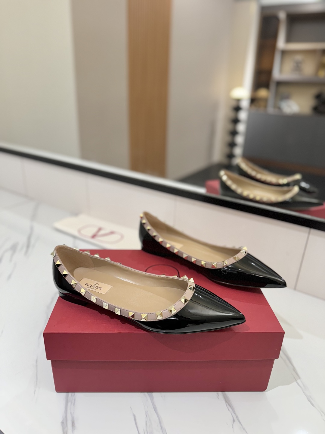 NO:233693,Valentino/Valentino Rivets VT classic pointed toe flat shoes, top-notch replica!  The side curve is perfect, the original mold-opening custom rivets are customized. The special textured hardware sets off a full sense of high-end, giving you an authentic foot feel!  First choice for high-end customers [Material] Original imported customized patent leather upper, original imported goat skin, outsole imported pearlescent leather outsole, size 35-39 [34, 40, 41, 42 customized, no return and exchange], single shoes, valentino, valentino, sheepskin, Leather soles19860909Valentino/华伦天奴铆钉 VT经典尖头平底单鞋,顶级复刻！侧身弧线完美,原版开模定制不生锈铆钉 特别有质感的五金衬托出满满的高级感,带给您正品级的脚感！供高端客户首选【材质】 鞋面原版进口定制漆皮 内里原版进口山羊皮 大底进口珠光真皮大底 码数35-39【34,40,41,42定做不退换】,单鞋,valentino,valentino,sheepskin,Leather soles,Women's Shoes