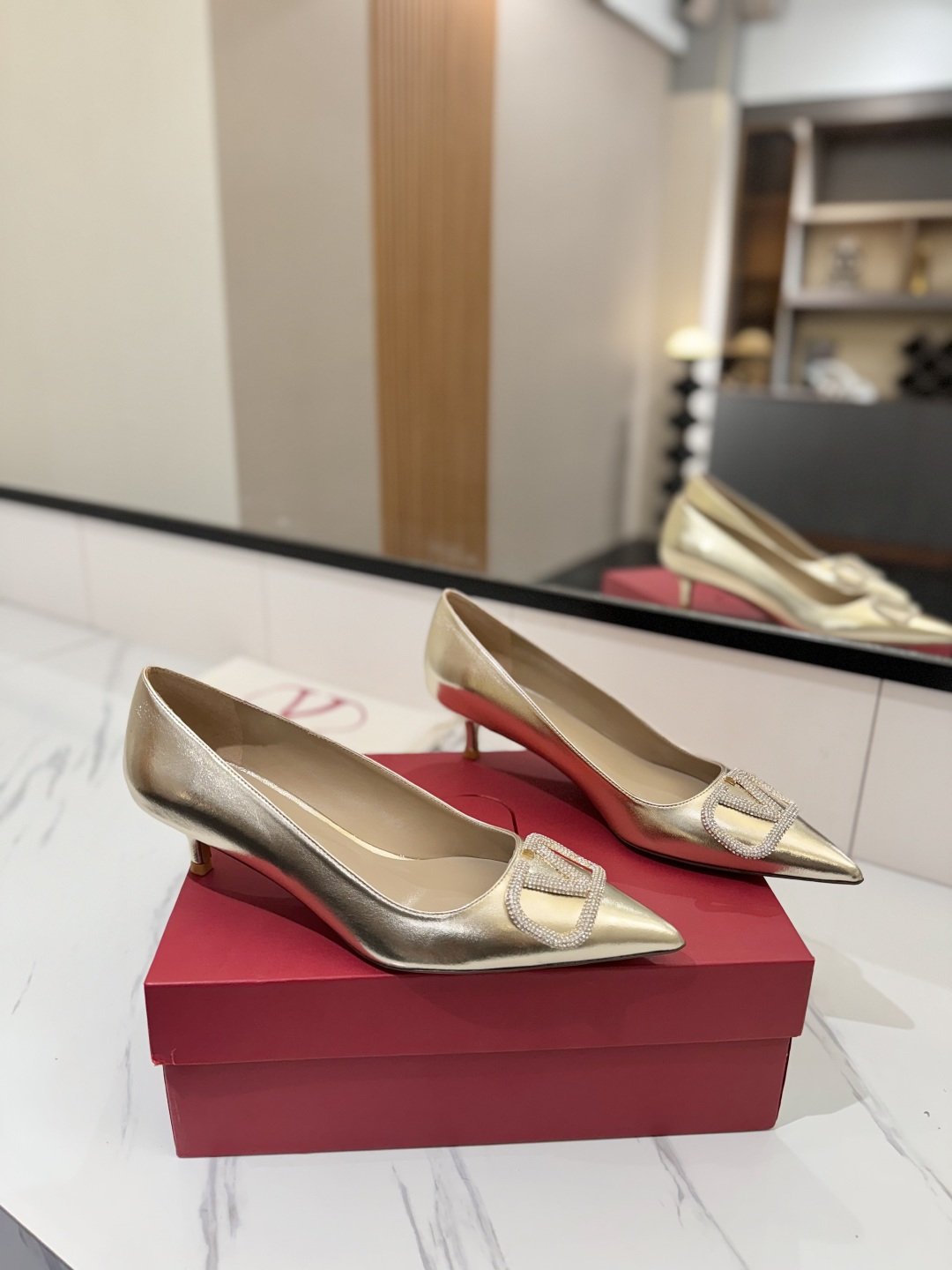 NO:164191,Valentino's latest counter series The new season of Valentino replaces the rivet elements with the first character V bronze (dot diamond buckle) V buckle, simplifying the complexity and making the design more refined and pleasing. It is easy to control the foot and make the foot look thinner no matter how old you are!  The new season lives up to expectations!  Worth buying ★Imported cowhide is absolutely top-notch. Original method. Absolute sensuality. Elegant style. Create a different feeling. Simple and elegant style!  show bdetails ———————————— ⊿ Size number｜35-40 (34.40.41.42 custom made) ⊿ Material｜Imported cowhide ⊿ Material｜Exclusive mold opening rhinestone ⊿ Material | Flying sheepskin ⊿ Material | Italian leather outsole (original 1:1 method has wood grain shape) ⊿ Heel height｜4.5cm, single shoes, valentino, cowhide, sheepskin, Leather soles19860909华伦天奴  专柜最新系列 新一季的华伦天奴以首字V古铜（点钻扣）V扣代替了一贯铆钉元素 化繁为简 使设计更加精致耐看.不论年纪轻松驾驭上脚超级显脚瘦！新一季不负期待！值得入手 ★进口牛皮绝对的上档次 原版做法 绝对感性 优雅风格 创造不一样的感觉 简约气质款式！ show bdetails ————————————  ⊿码数｜35-40（34.40.41.42定做）  ⊿材料｜进口牛皮  ⊿材料｜独家开模水钻扣  ⊿材料 |垫脚羊皮  ⊿材料 |意大利真皮大底（原版1:1做法有木纹形状）  ⊿跟高｜4.5cm,单鞋,valentino,cowhide,sheepskin,Leather soles,Women's Shoes