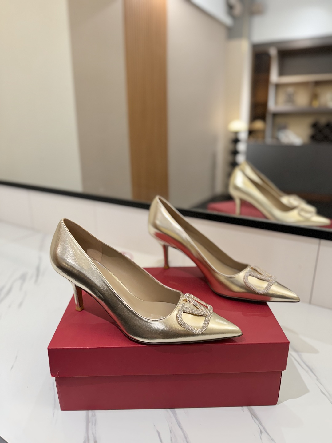 NO:164194,Valentino's latest counter series The new season of Valentino replaces the rivet elements with the first character V bronze (dot diamond buckle) V buckle, simplifying the complexity and making the design more refined and pleasing. It is easy to control the foot and make the foot look thinner no matter how old you are!  The new season lives up to expectations!  Worth buying ★Imported cowhide is absolutely top-notch. Original method. Absolute sensuality. Elegant style. Create a different feeling. Simple and elegant style!  show bdetails ———————————— ⊿ Size number｜35-40 (34.40.41.42 custom made) ⊿ Material｜Imported cowhide ⊿ Material｜Exclusive mold opening rhinestone ⊿ Material | Flying sheepskin ⊿ Material | Italian leather outsole (original 1:1 method has wood grain shape) ⊿ Heel height｜7.5cm, single shoes, valentino, cowhide, sheepskin, Leather soles19860909华伦天奴  专柜最新系列 新一季的华伦天奴以首字V古铜（点钻扣）V扣代替了一贯铆钉元素 化繁为简 使设计更加精致耐看.不论年纪轻松驾驭上脚超级显脚瘦！新一季不负期待！值得入手 ★进口牛皮绝对的上档次 原版做法 绝对感性 优雅风格 创造不一样的感觉 简约气质款式！ show bdetails ————————————  ⊿码数｜35-40（34.40.41.42定做）  ⊿材料｜进口牛皮  ⊿材料｜独家开模水钻扣  ⊿材料 |垫脚羊皮  ⊿材料 |意大利真皮大底（原版1:1做法有木纹形状）  ⊿跟高｜7.5cm,单鞋,valentino,cowhide,sheepskin,Leather soles,Women's Shoes