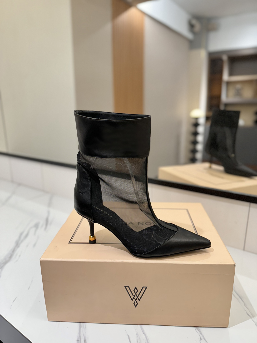 NO:247088,VANDA NOVAK comes from an Italian brand, exclusive to the entire network, took 3 months to develop, unique heel design wine glass, heavy series, many Italian brands join forces to launch high-end shoes series, popular ins fairy and beautiful magic boots, overseas bloggers are crazy to call, overseas bloggers are handed a pair, with version craftsmanship, emphasis on craftsmanship quality, increase height, slimness, and slimming legs, street photography for fashion week, popular fashion is crazy to plant grass by these fashion boots!  The official website is released simultaneously. The upper imported cowhide with mesh, inner cowhide, Italian leather injection molded outsole, heel 7.5cm original mold opening, size 34-41 (34.40.41.42 order) Packaging full set of original version packaging 4 colors, boots, boots, cowhide19860909VANDA NOVAK来自意大利品牌 全网独家 耗时3个月研发 鞋跟独特设计酒杯  重磅系列 众多联手意大利品牌 推出高级感满分的鞋款系列 火遍ins神仙绝美神靴,海外博主疯狂打call 海外博主人手一双,对版本工艺,重工艺品质 增高,显瘦.修身,瘦腿 时装周街拍 火爆时尚被这双时装靴疯狂种草！ 官网同步发售 鞋面进口头层牛皮配网纱 内里牛皮 大底意大利真皮注塑大底 鞋跟7.5cm原版开模 码数34-41（34.40.41.42订） 包装全套原版本包装 4 色,靴子,boots,cowhide,Women's Shoes