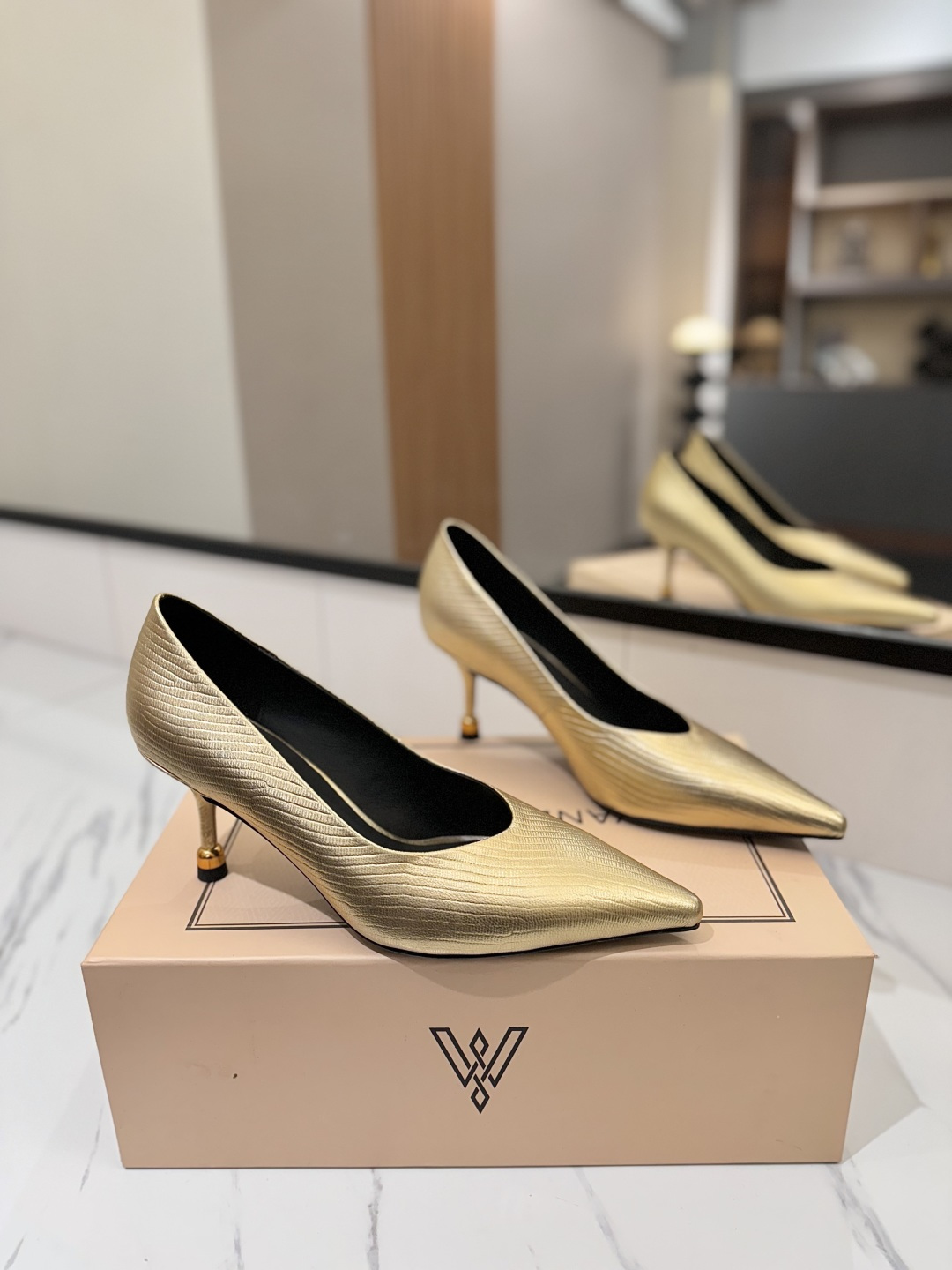 NO:247069,VANDA NOVAK comes from an Italian brand, exclusive to the entire network, took 3 months to develop, unique heel design wine glass, heavy series, many Italian brands join forces to launch high-end shoes series, popular ins fairy and beautiful magic boots, overseas bloggers are crazy to call, overseas bloggers are handed a pair, with version craftsmanship, emphasis on craftsmanship quality, increase height, slimness, and slimming legs, street photography for fashion week, popular fashion is crazy to plant grass by these fashion boots!  The official website is released simultaneously. The upper imported toe layer cowhide with mesh, inner cowhide, outsole, Italian genuine leather injection molded outsole, heel 7.5cm original mold opening, size 34-41 (34.40.41.42 order) Packaging full set of original version packaging 11 colors, high heels, boots, high heels, cowhide19860909VANDA NOVAK来自意大利品牌 全网独家 耗时3个月研发 鞋跟独特设计酒杯  重磅系列 众多联手意大利品牌 推出高级感满分的鞋款系列 火遍ins神仙绝美神靴,海外博主疯狂打call 海外博主人手一双,对版本工艺,重工艺品质 增高,显瘦.修身,瘦腿 时装周街拍 火爆时尚被这双时装靴疯狂种草！ 官网同步发售 鞋面进口头层牛皮配网纱 内里牛皮 大底意大利真皮注塑大底 鞋跟7.5cm原版开模 码数34-41（34.40.41.42订） 包装全套原版本包装 11 色,高跟鞋单鞋,boots,high heels,cowhide,Women's Shoes